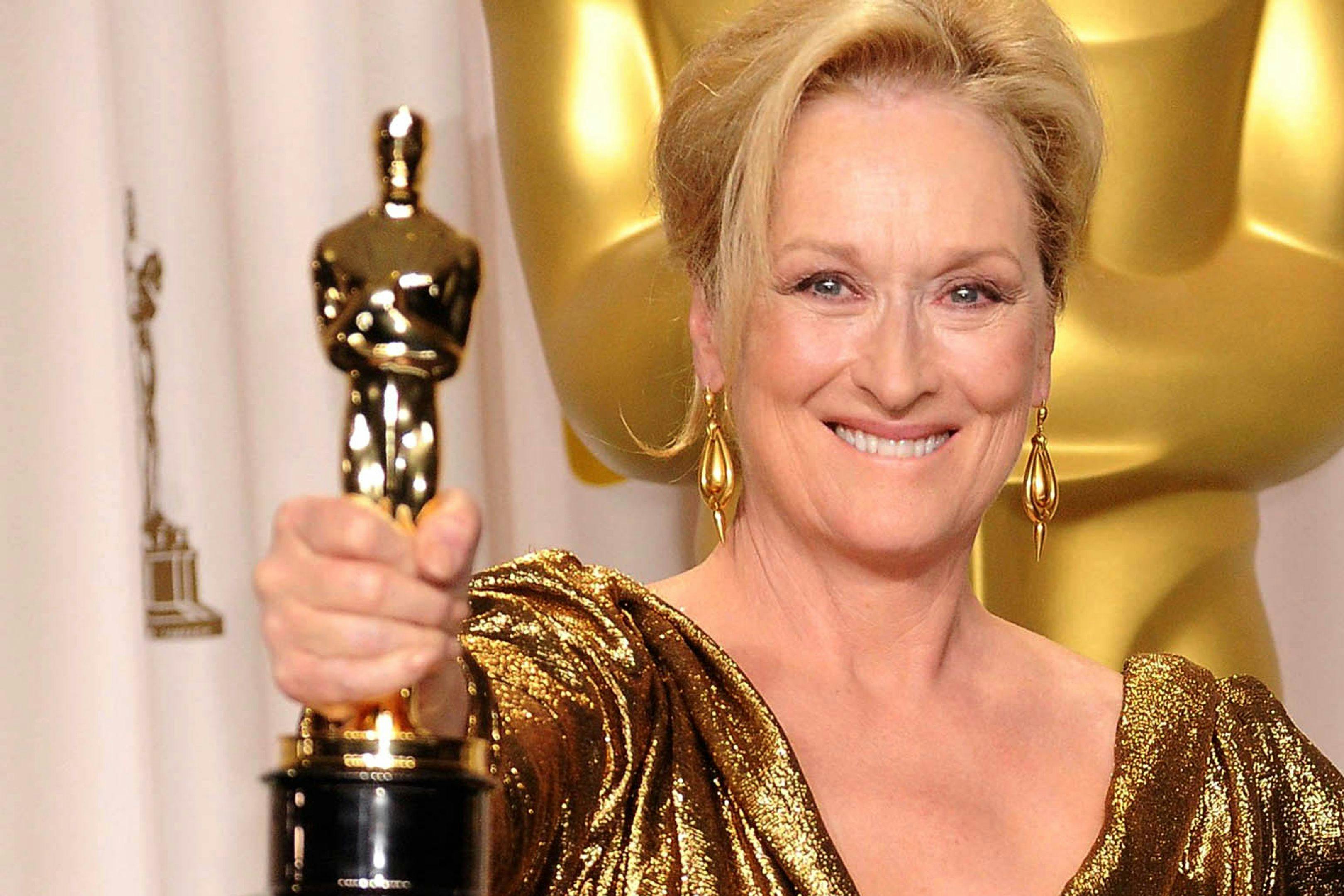 La actriz Meryl Streep sostiene su tercer Oscar, conseguido por 'La dama de hierro'