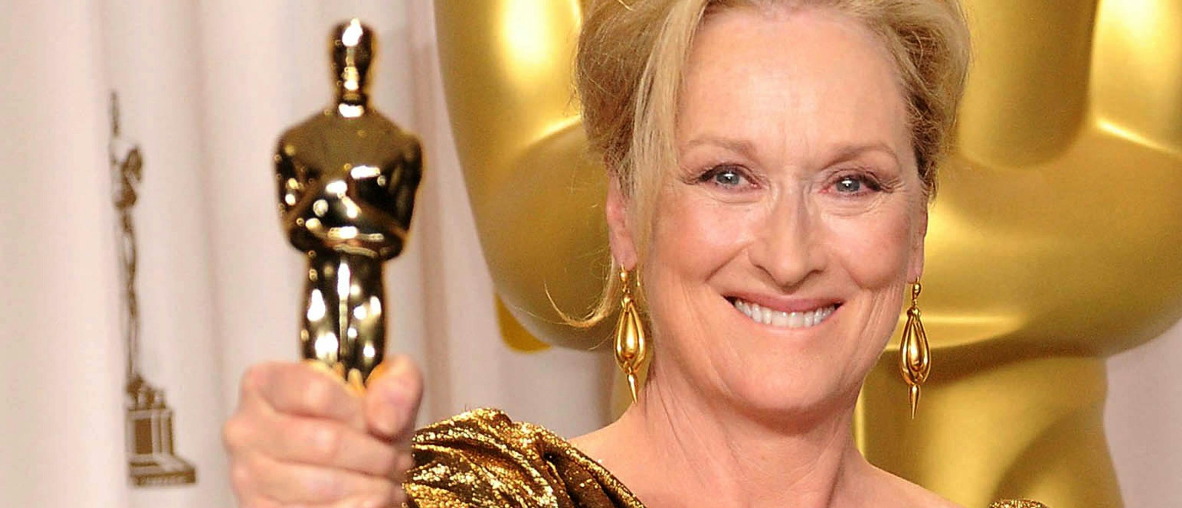 La actriz Meryl Streep sostiene su tercer Oscar, conseguido por 'La dama de hierro'
