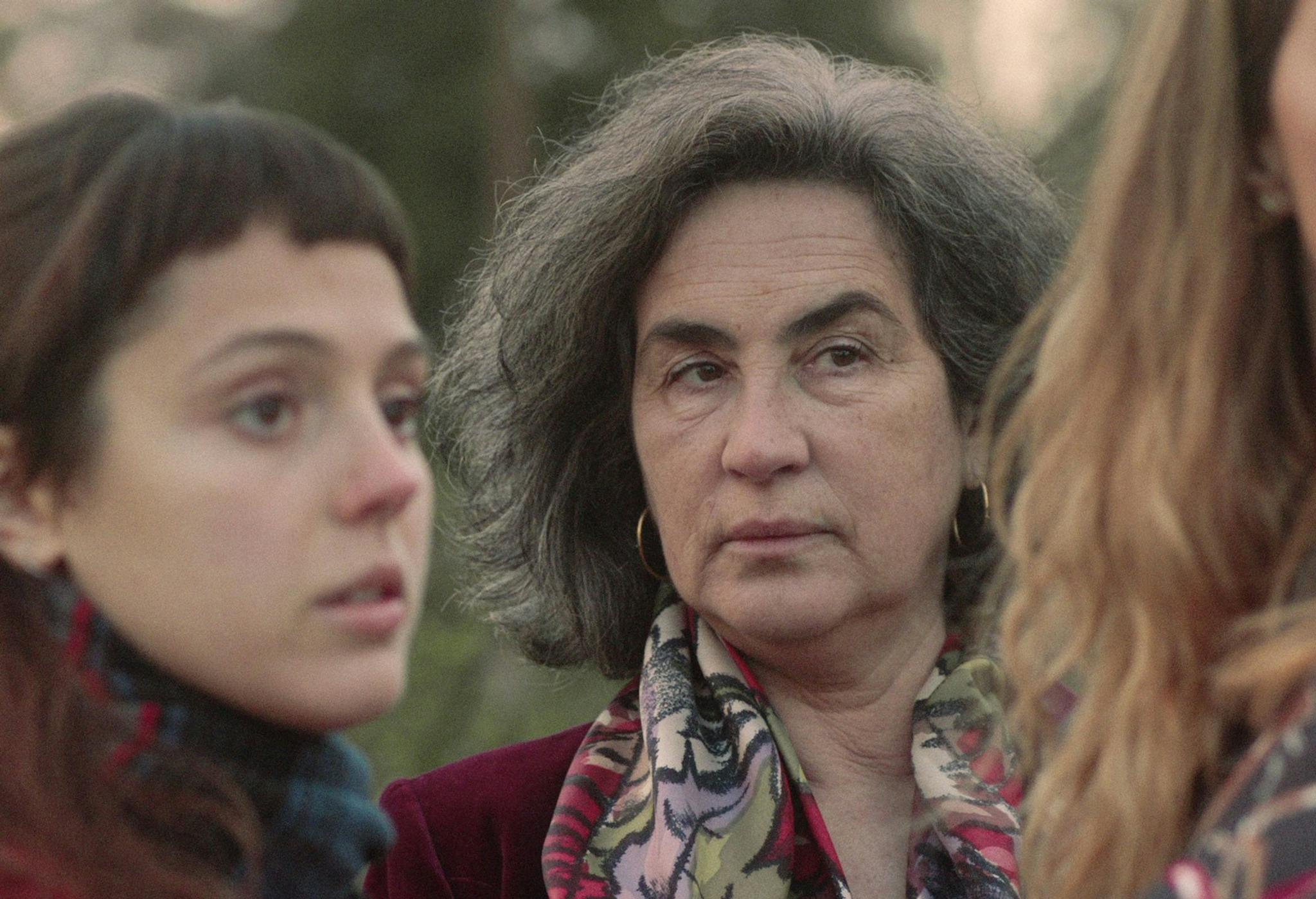 La actriz portuguesa Rita Blanco -en el centro- en una imagen promocional de la película 'Mal viver'