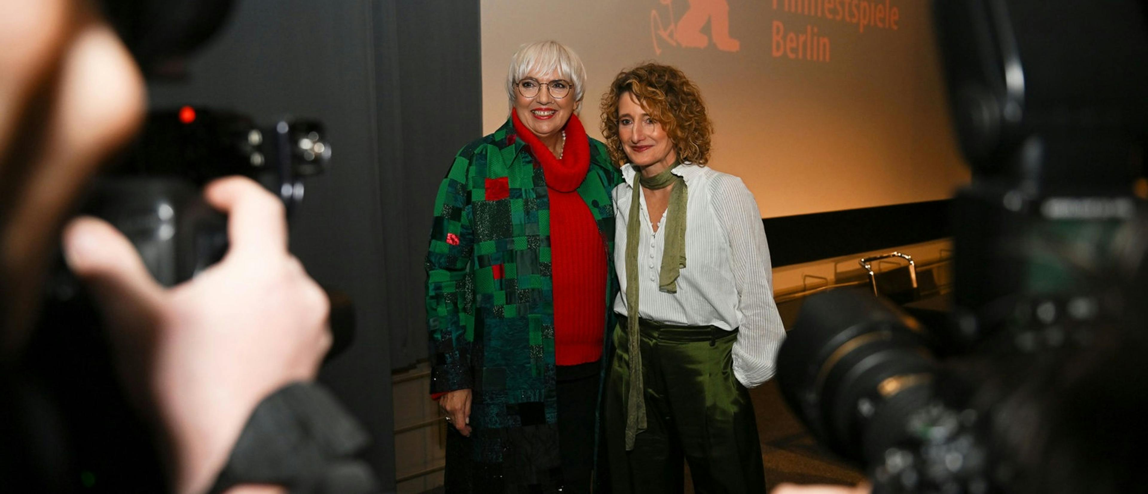 La nueva directora de la Berlinale, Tricia Tuttle, posa con la ministra de Cultura Claudia Roth tras su presentación