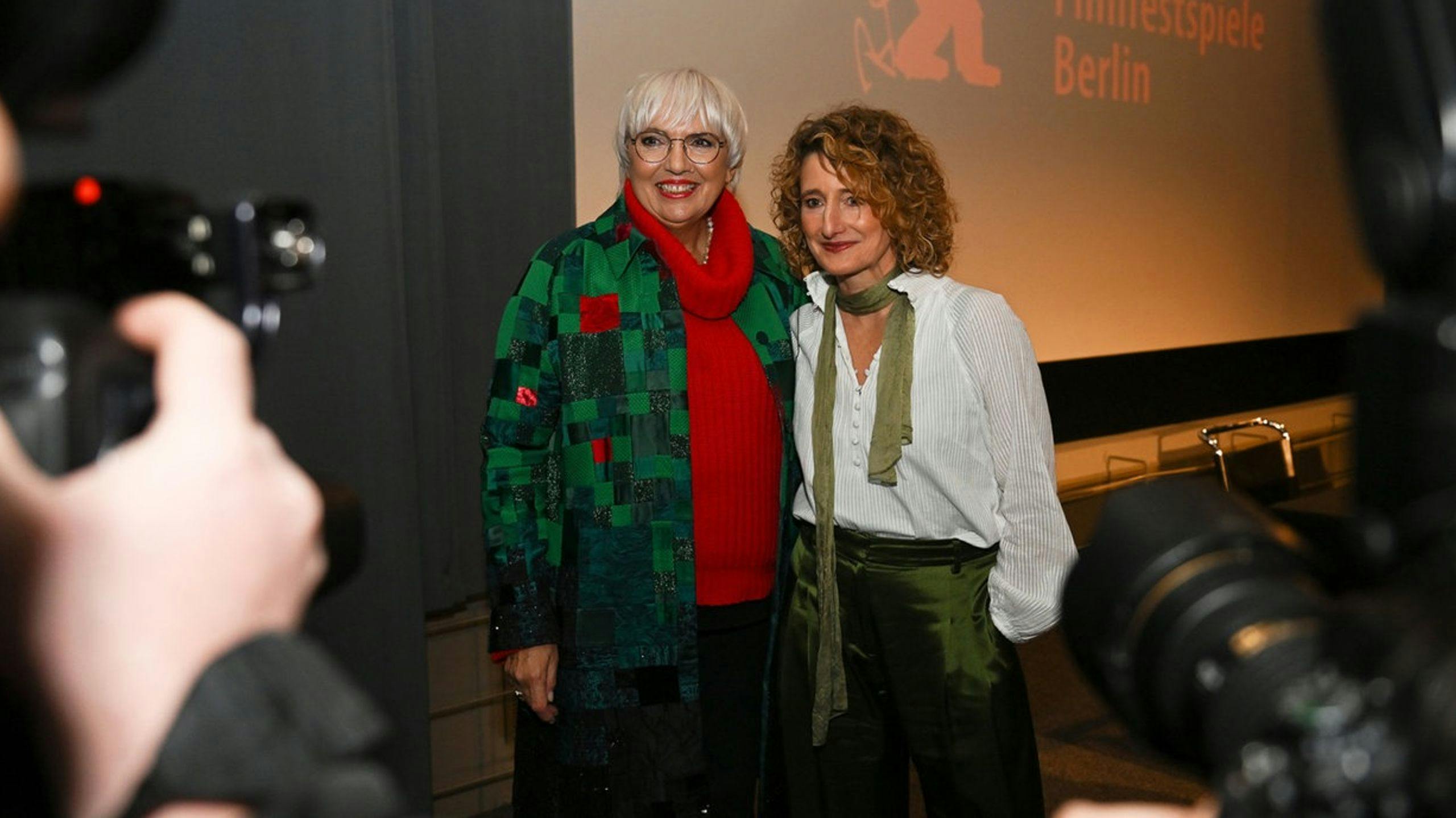 La nueva directora de la Berlinale, Tricia Tuttle, posa con la ministra de Cultura Claudia Roth tras su presentación