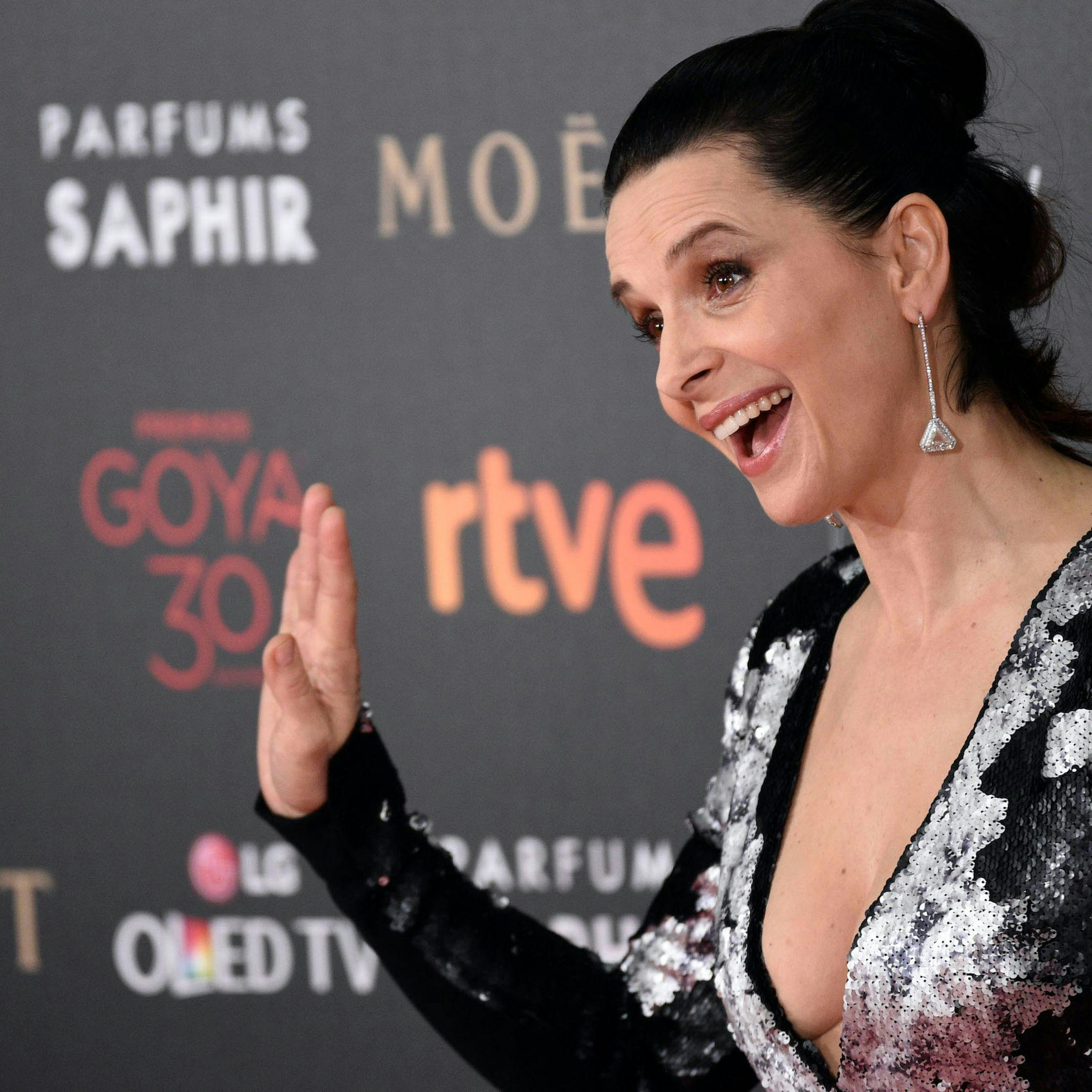 La actriz Juliette Binoche saluda a los fotógrafos en la gala de los Premios Goya 2016
