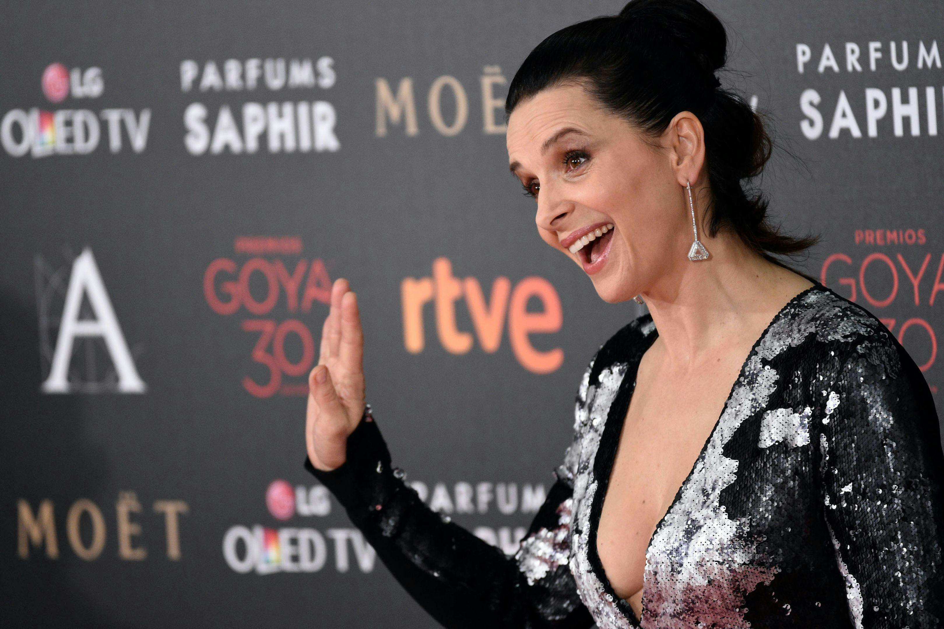 La actriz Juliette Binoche saluda a los fotógrafos en la gala de los Premios Goya 2016