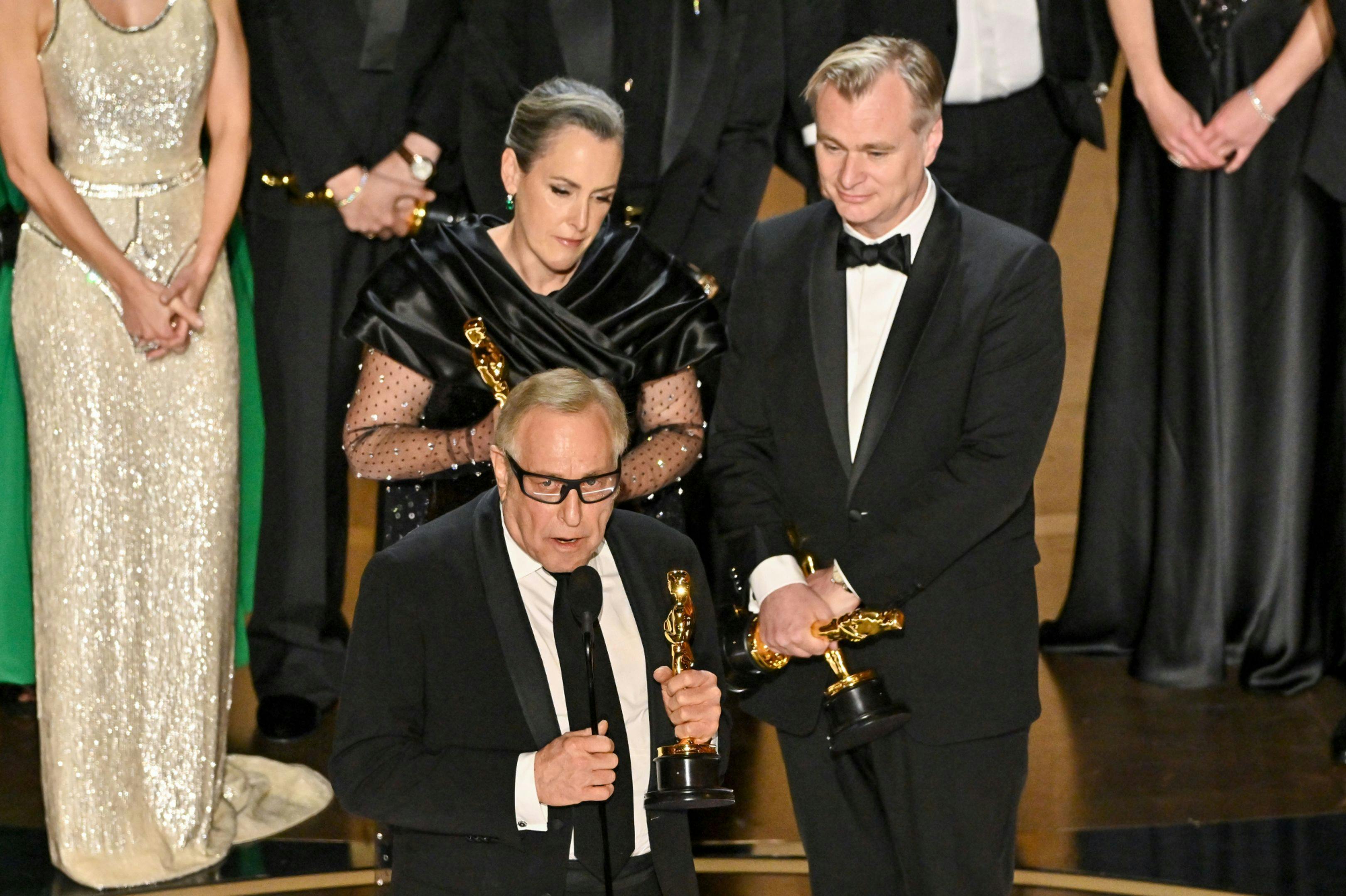 El director Christopher Nolan y los productores Emma Thomas y Charles Roven recogen el Oscar a Mejor Película para 'Oppenheimer' 