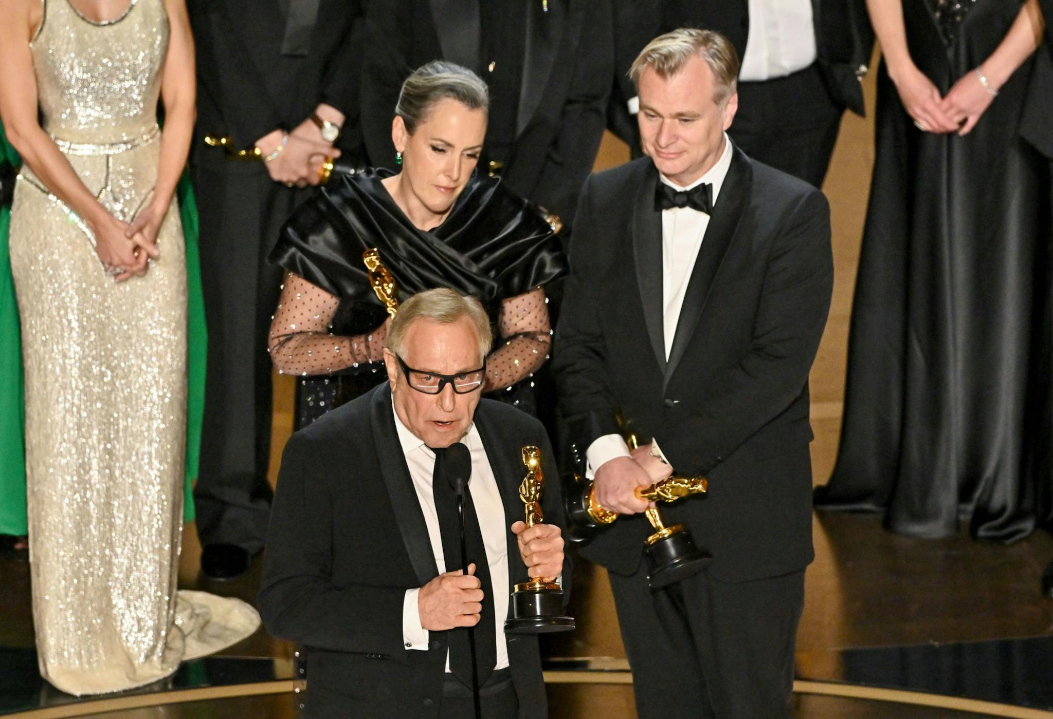 Christopher Nolan y los productores Emma Thomas y Charles Roven posan con cuatro de los Oscar de 'Oppenheimer' 
