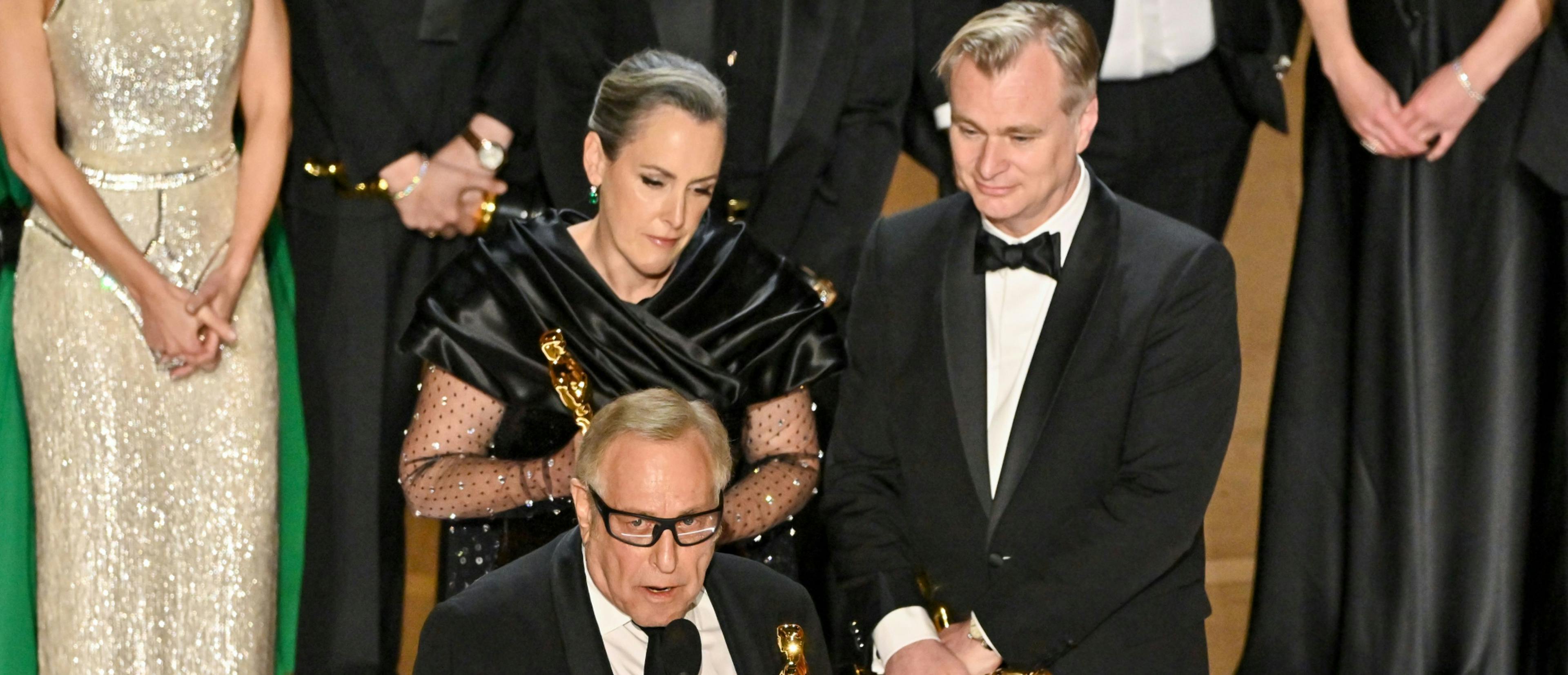 Christopher Nolan y los productores Emma Thomas y Charles Roven posan con cuatro de los Oscar de 'Oppenheimer' 