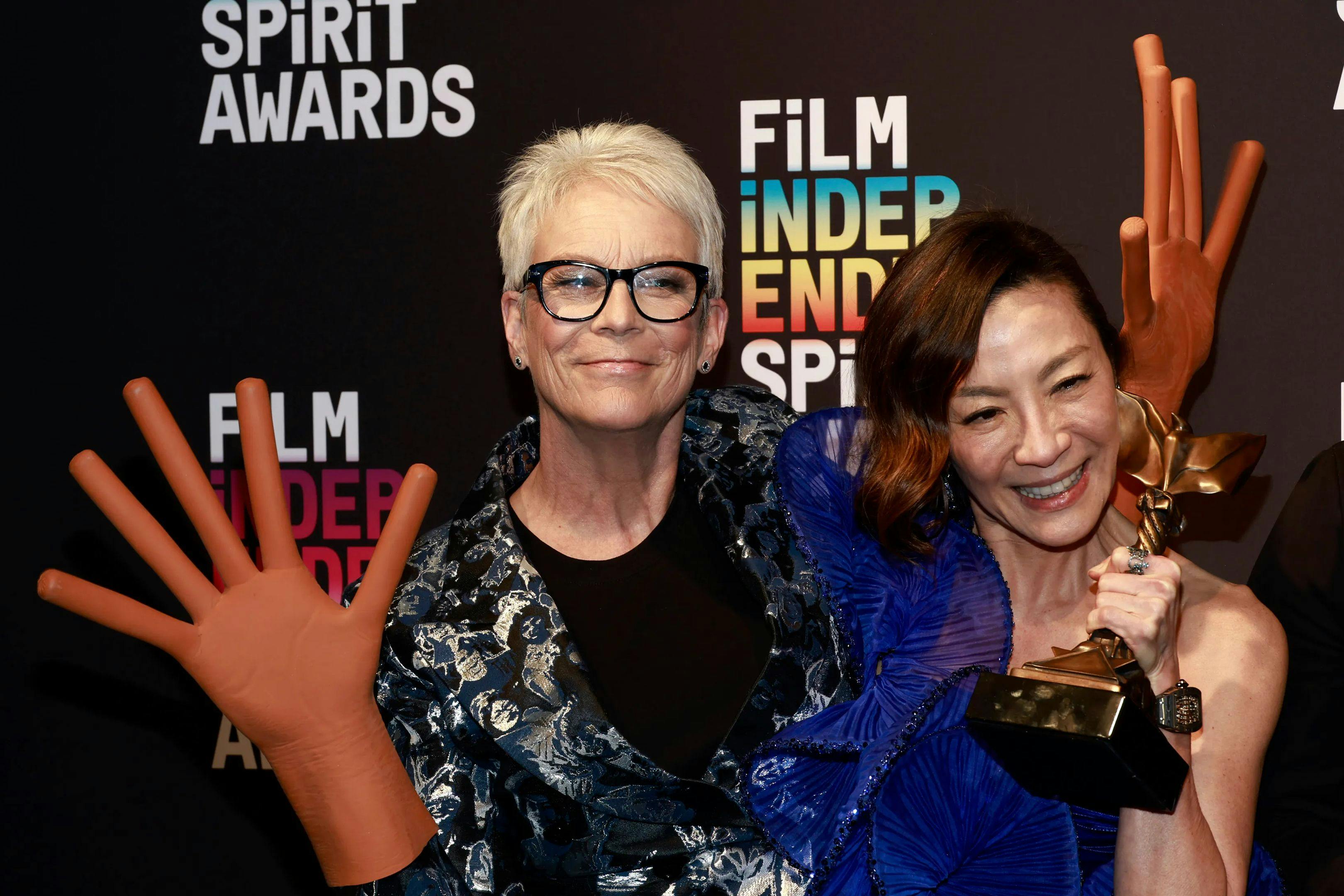 Jamie Lee Curtis y Michelle Yeoh celebran la victoria de 'Todo a la vez en todas partes' en los Spirit Awards 2023