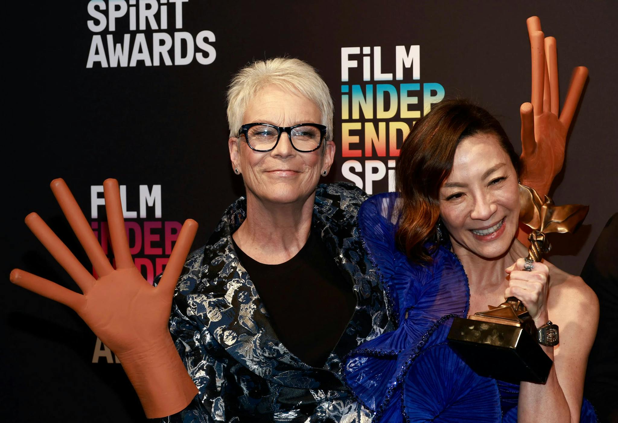 Jamie Lee Curtis y Michelle Yeoh celebran la victoria de 'Todo a la vez en todas partes' en los Spirit Awards 2023