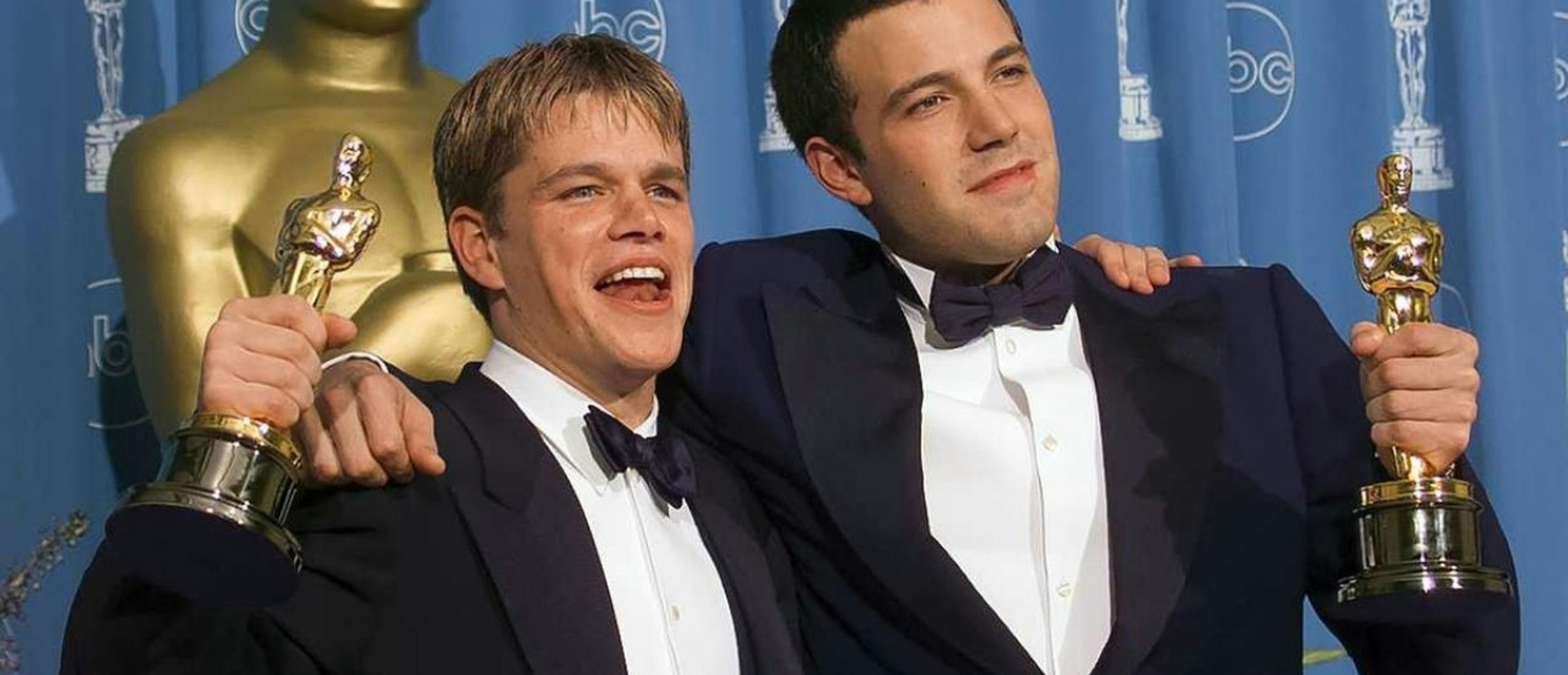 Matt Damon y Ben Affleck posan con sus Oscar al Mejor Guion original por 'El indomable Will Hunting' en 1998