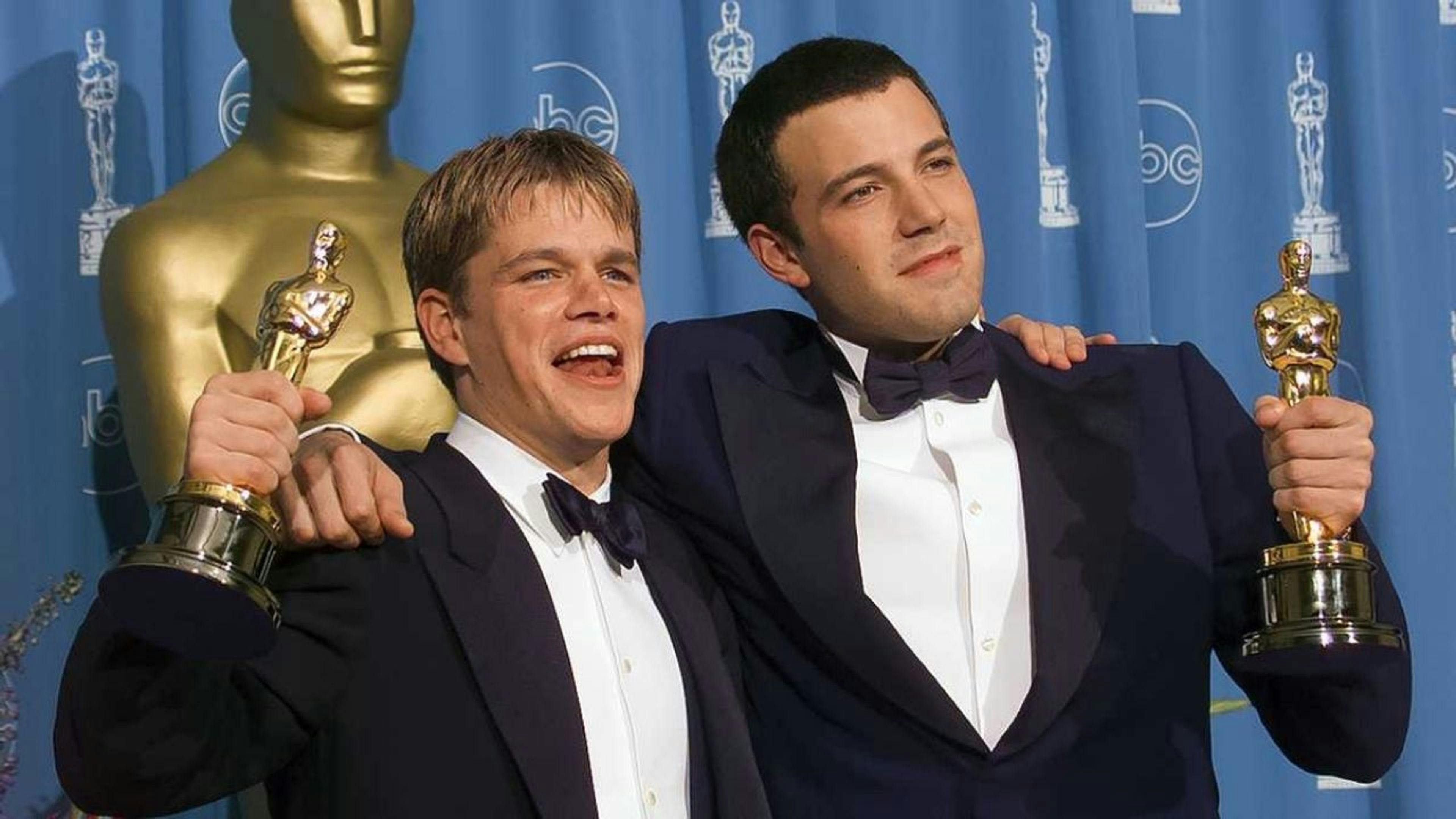 Matt Damon y Ben Affleck posan con sus Oscar al Mejor Guion original por 'El indomable Will Hunting' en 1998