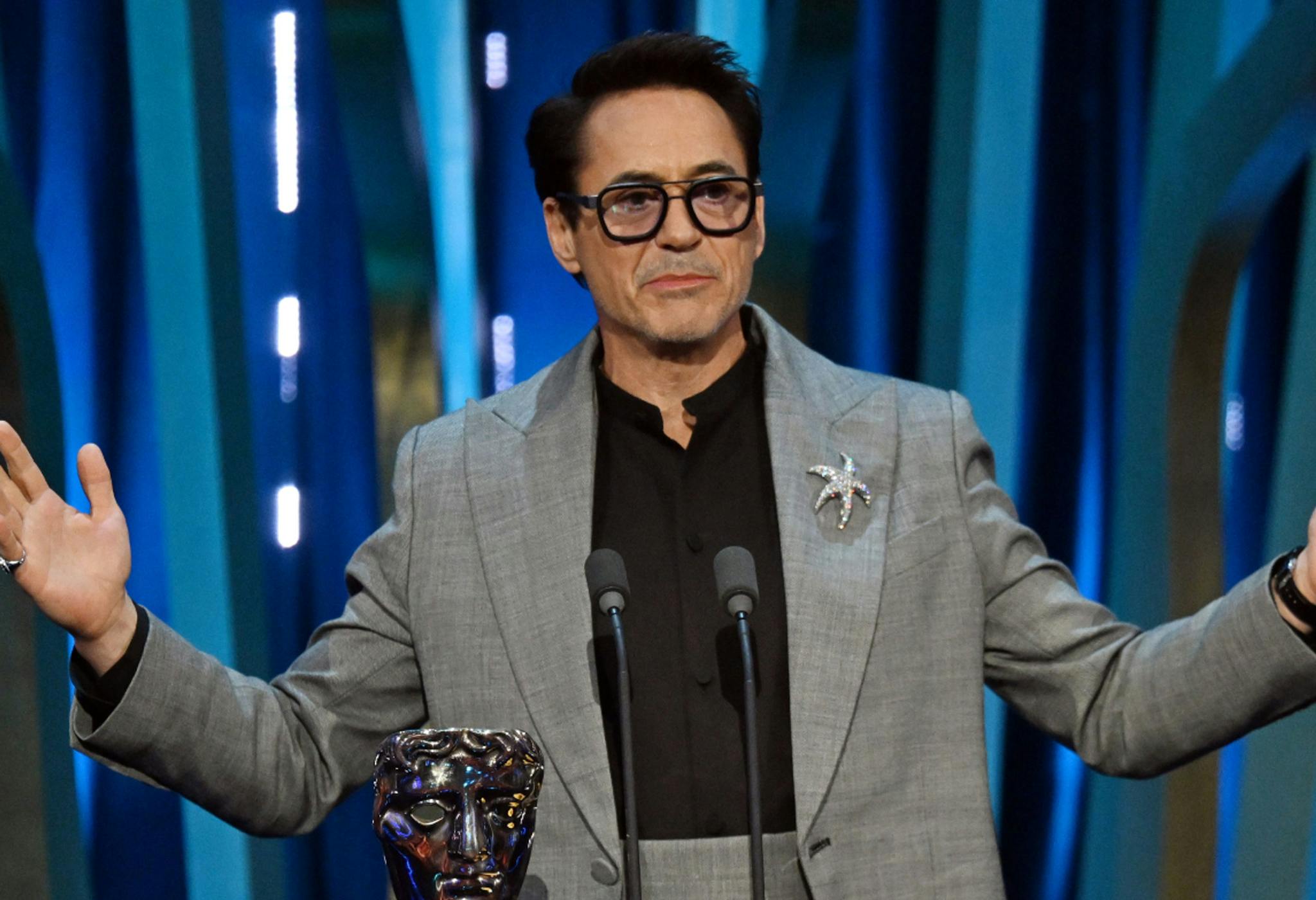 Robert Downey Jr. recoge y agradece el premio BAFTA como Mejor Actor de reparto por 'Oppenheimer'