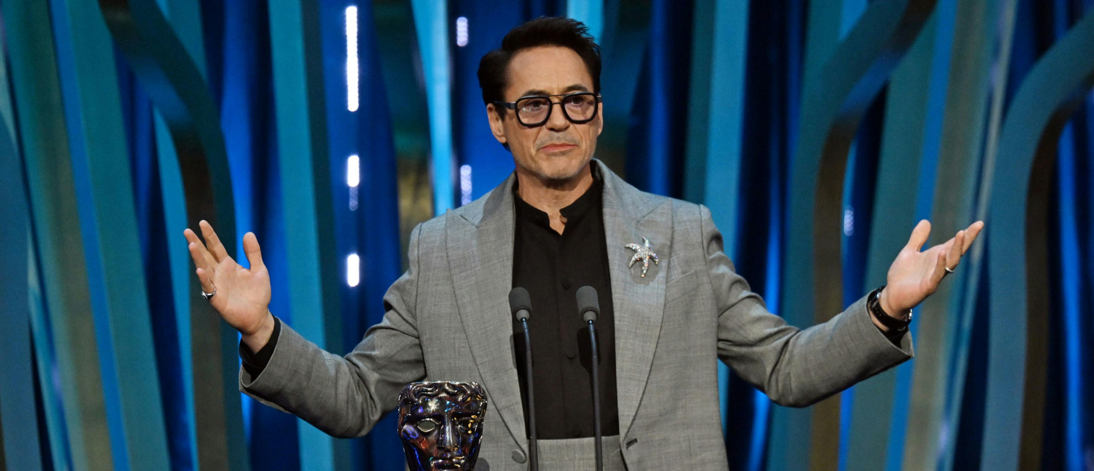 Robert Downey Jr. recoge y agradece el premio BAFTA como Mejor Actor de reparto por 'Oppenheimer'