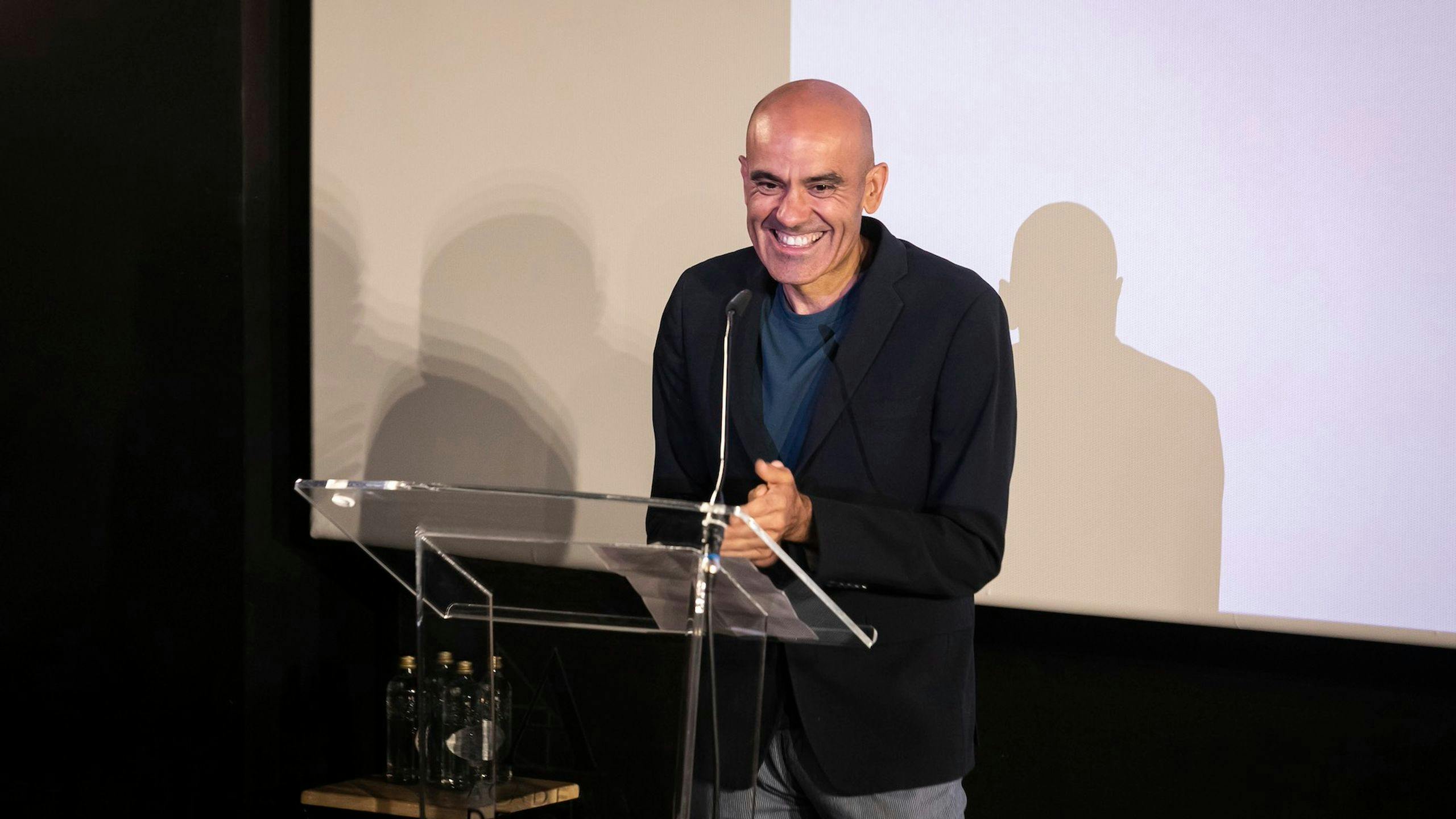 Rafael Portela, vicepresidente de la Academia de Cine, durante un evento en la sala de proyecciones de la organización