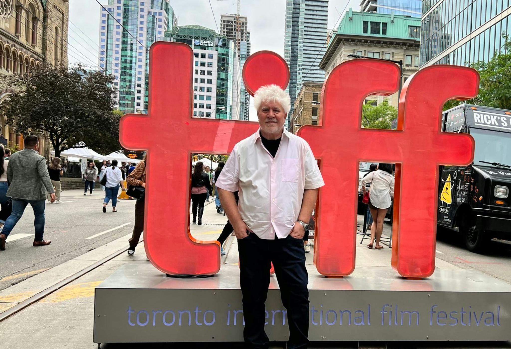 Pedro Almodóvar ha acudido al Festival de Toronto, donde ha recibido un premio honorífico y se proyectará 'Extraña forma de vida'