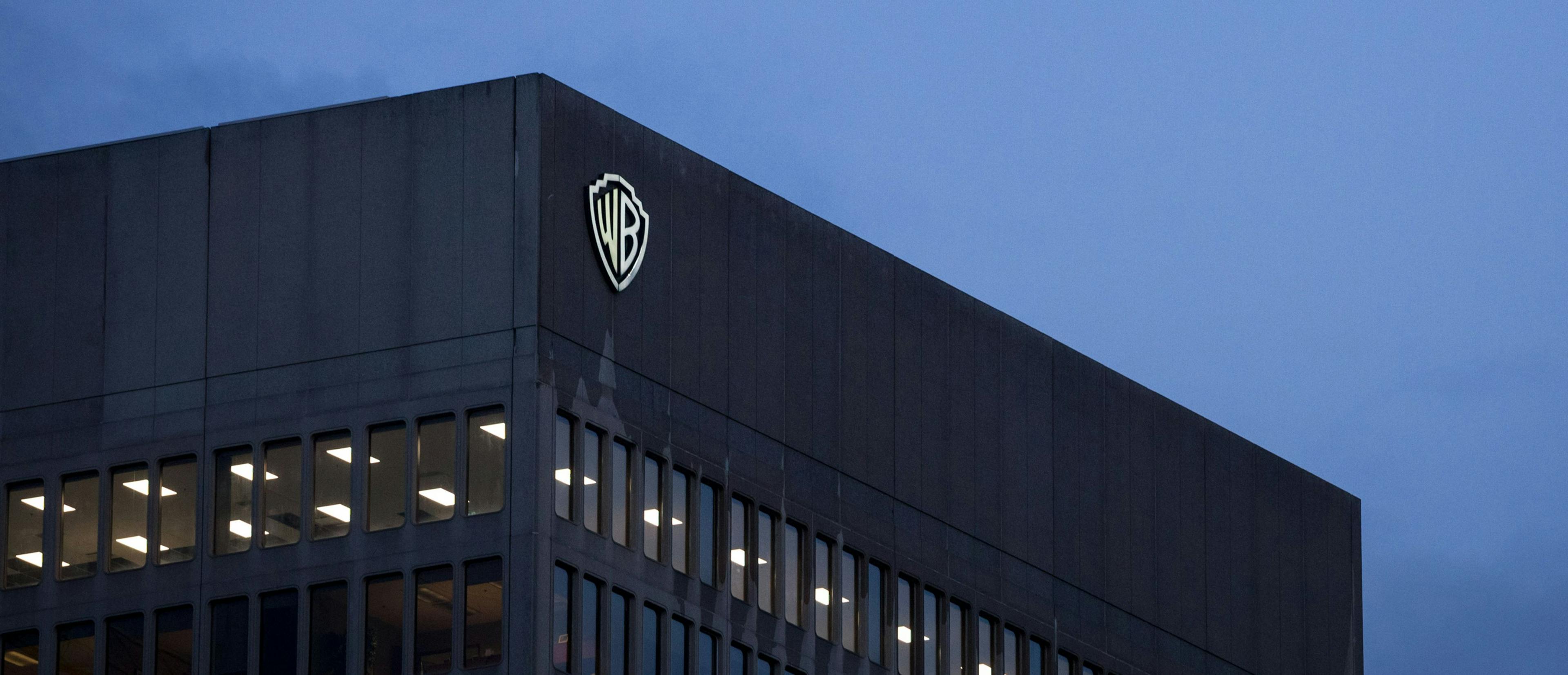 Panorámica de la fachada de las oficinas de Warner Bros. en Montreal, Canadá