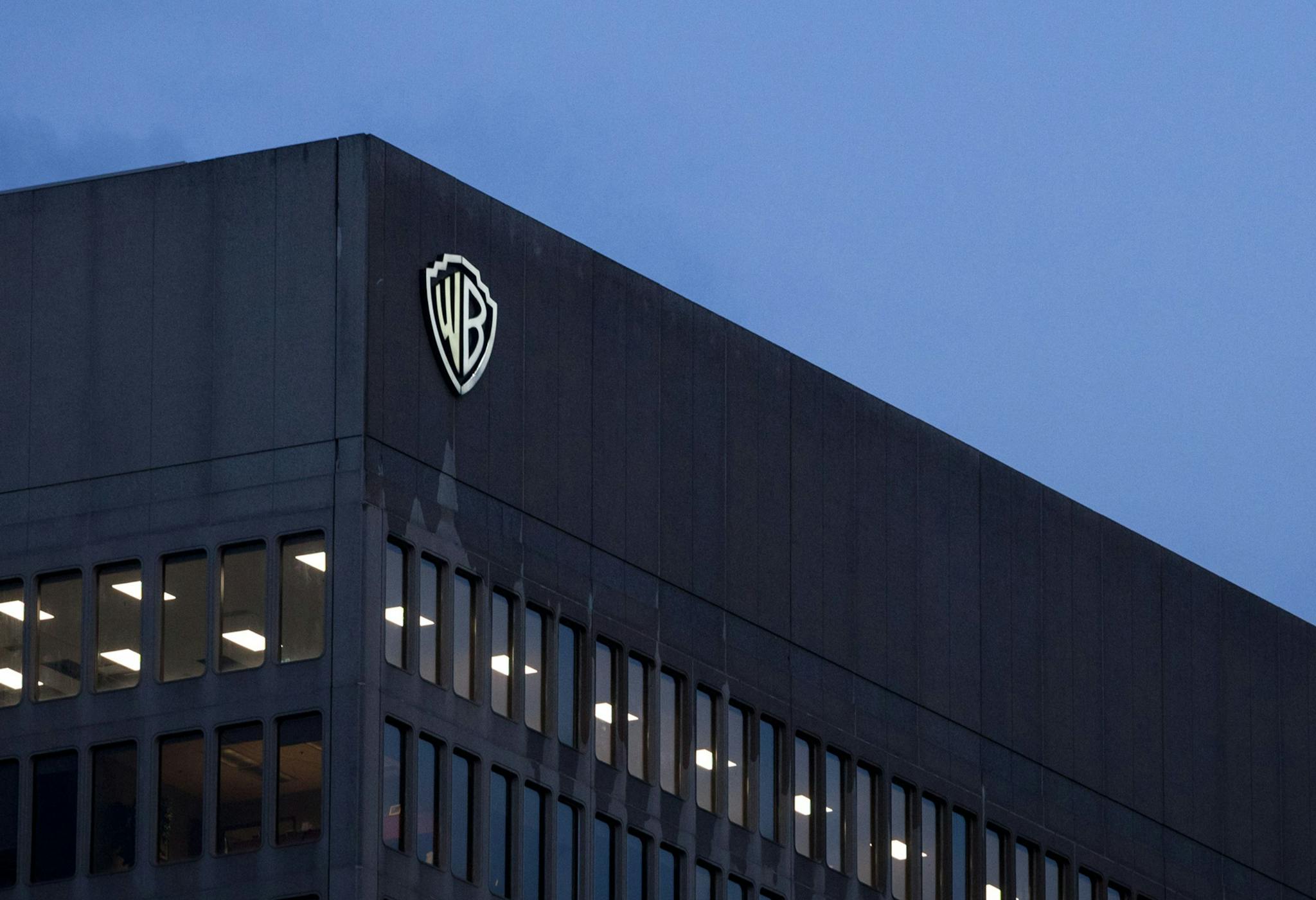 Panorámica de la fachada de las oficinas de Warner Bros. en Montreal, Canadá