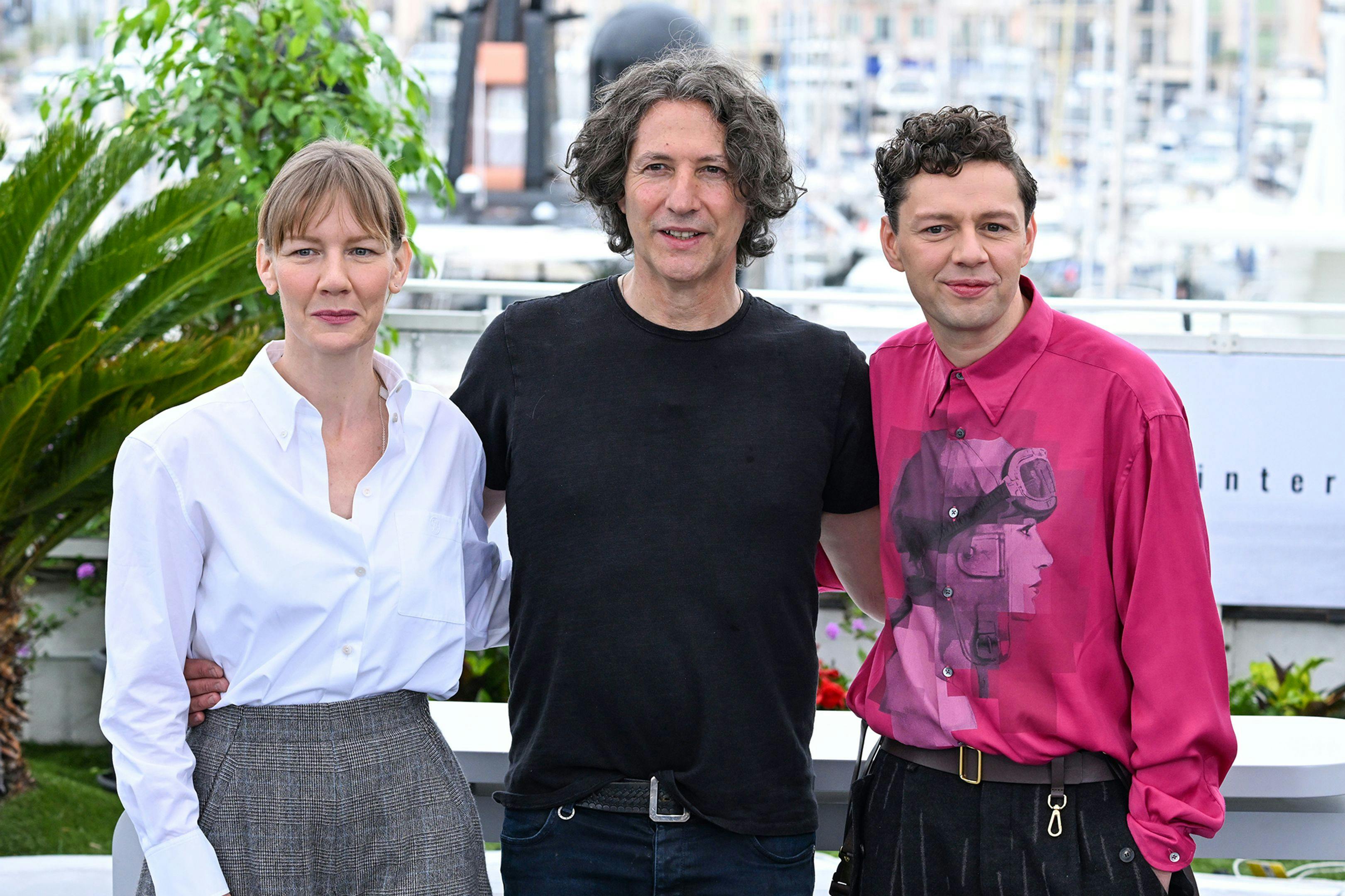 Fotografía del director de 'La zona de interés', Jonathan Glazer, y sus protagonistas, Sandra Huller y Christian Friede, durante la presentación de la película en el 76 Festival de Cannes