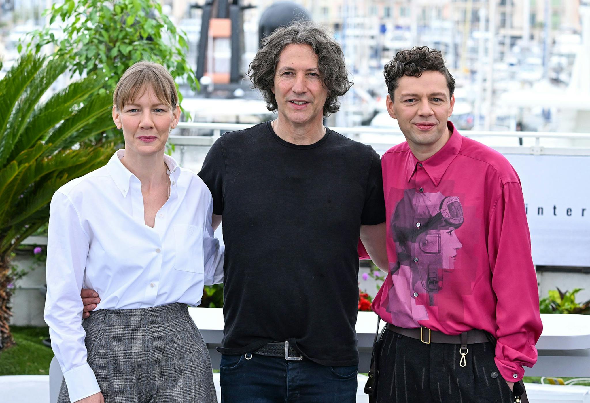 El director de 'La zona de interés', Jonathan Glazer, y sus protagonistas, Sandra Huller y Christian Friede, durante la presentación de la película en el 76 Festival de Cannes