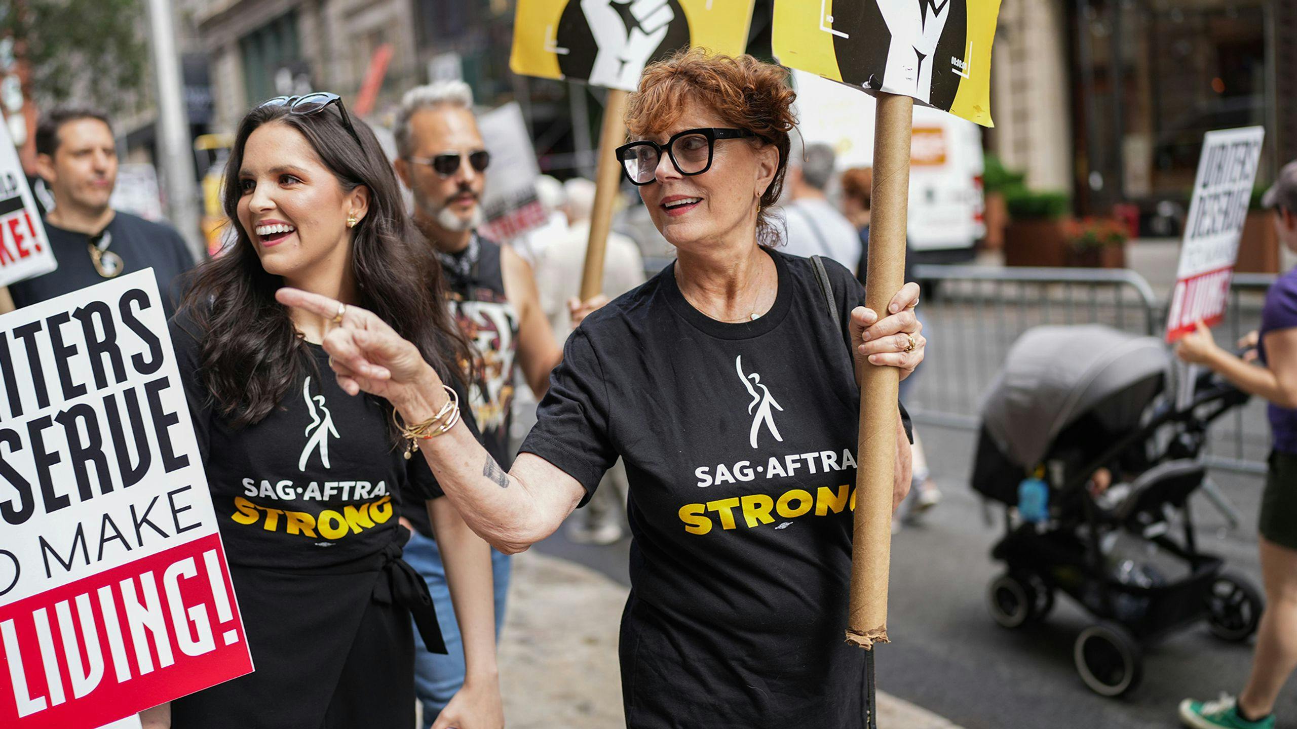 La actriz Susan Sarandon asistiendo a un piquete de la huelga del SAG-AFTRA en Nueva York