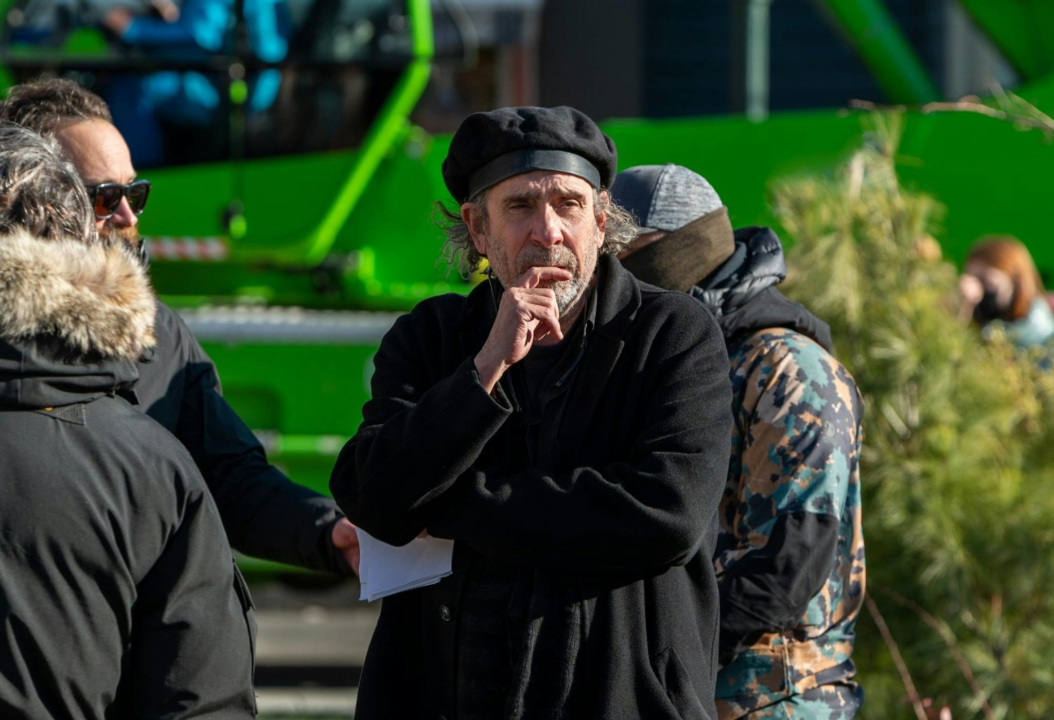 El director y productor Tim Burton en el rodaje de la serie 'Miércoles'