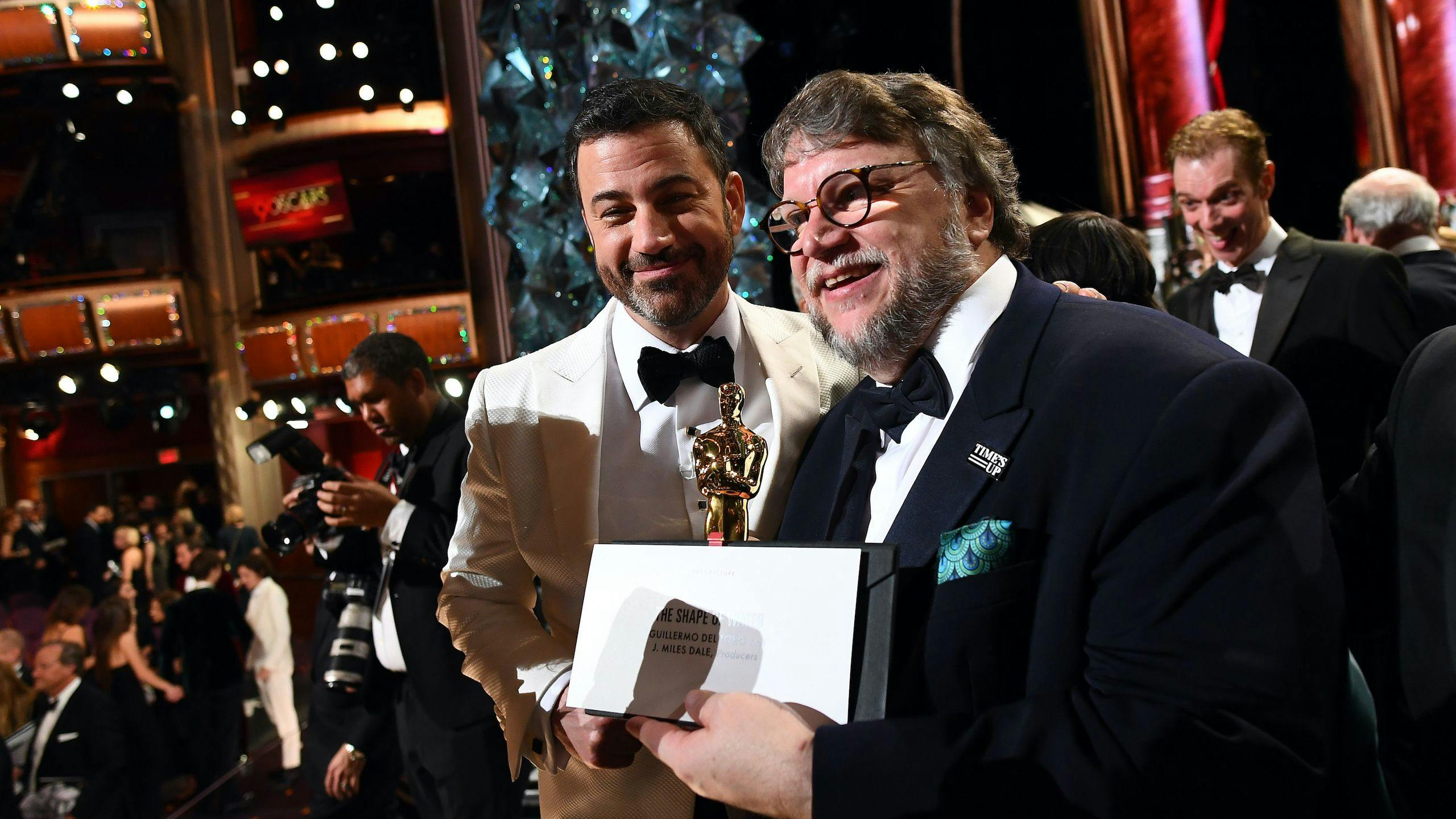 El presentador Jimmy Kimmel junto al director Guillermo del Toro, minutos después de los Oscar 2018 en los que venció 'La forma del agua'
