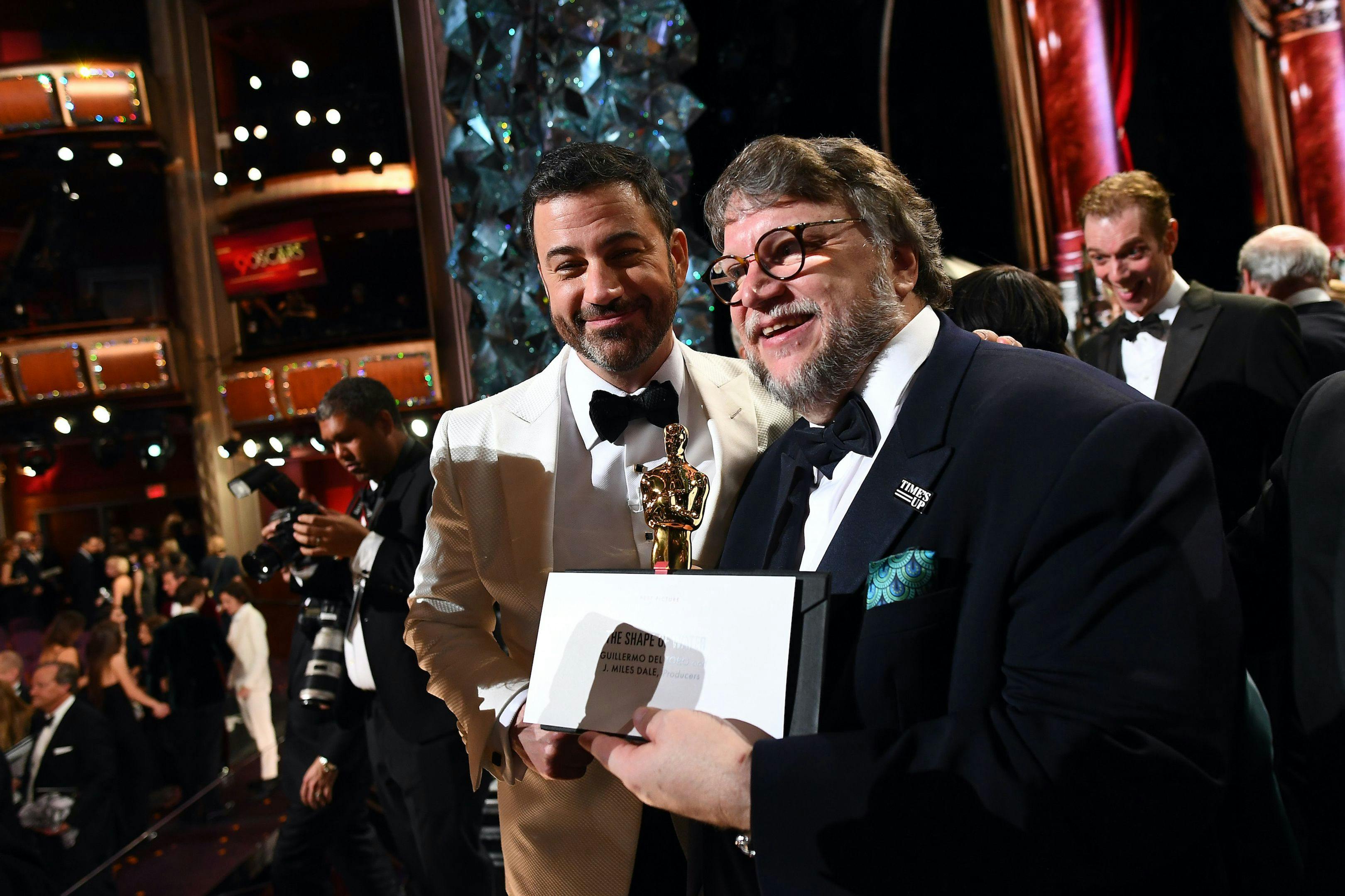 El presentador Jimmy Kimmel junto al director Guillermo del Toro, minutos después de los Oscar 2018 en los que venció 'La forma del agua'