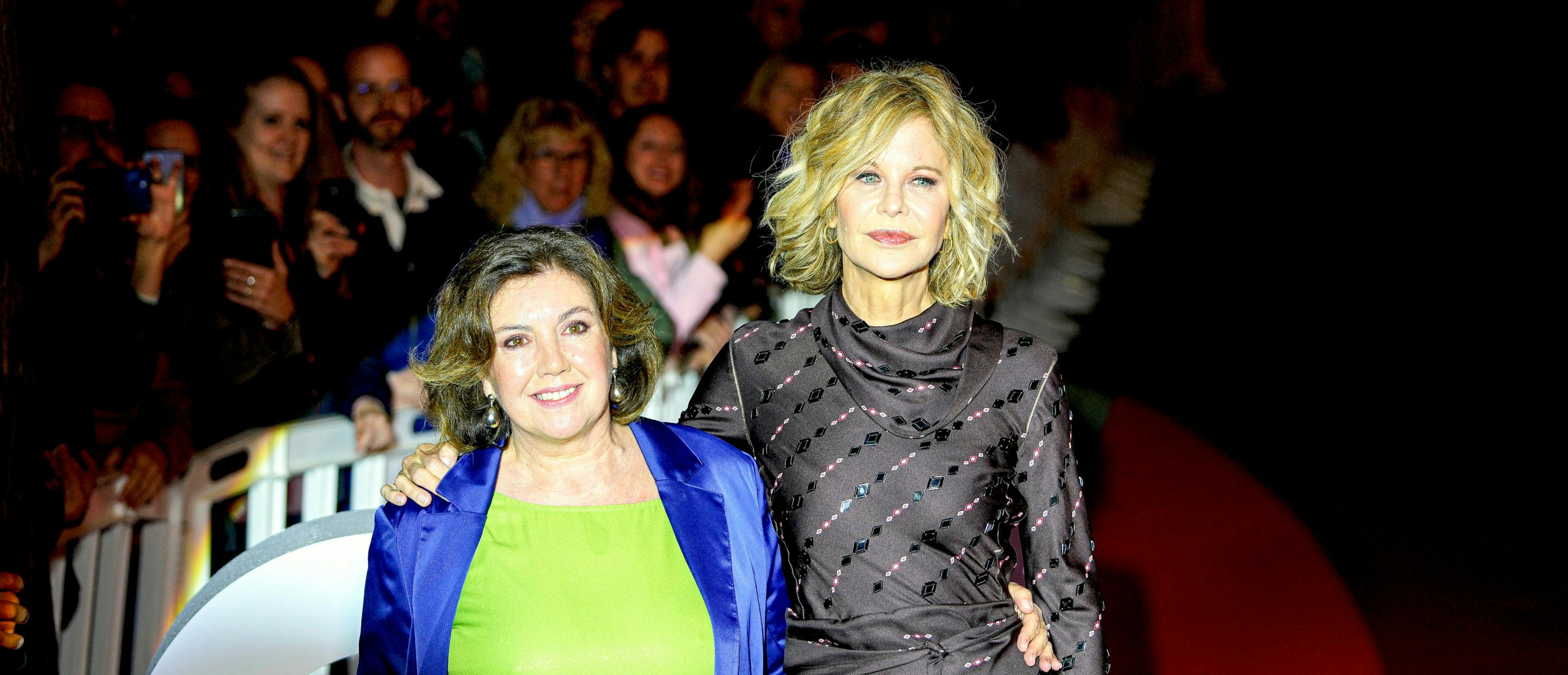 La directora del BCN Film Fest, Conxita Casanovas, posa junto a Meg Ryan a la entrada de los Cines Verdi