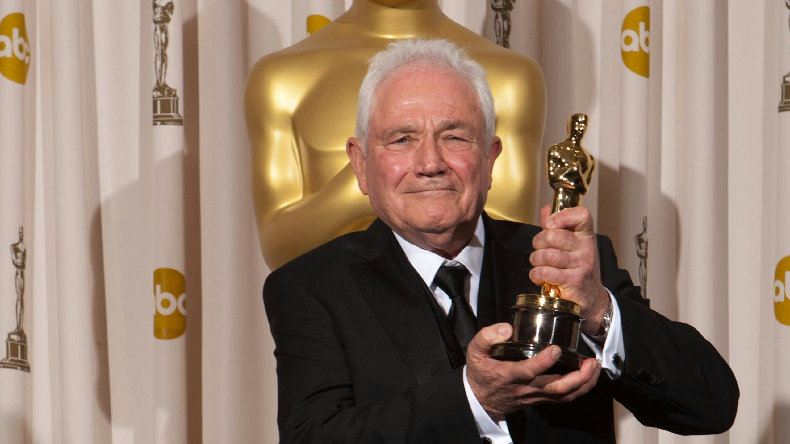 El guionista David Seidler posa con el Oscar a Mejor Guion original por 'El discurso del rey' (2010)