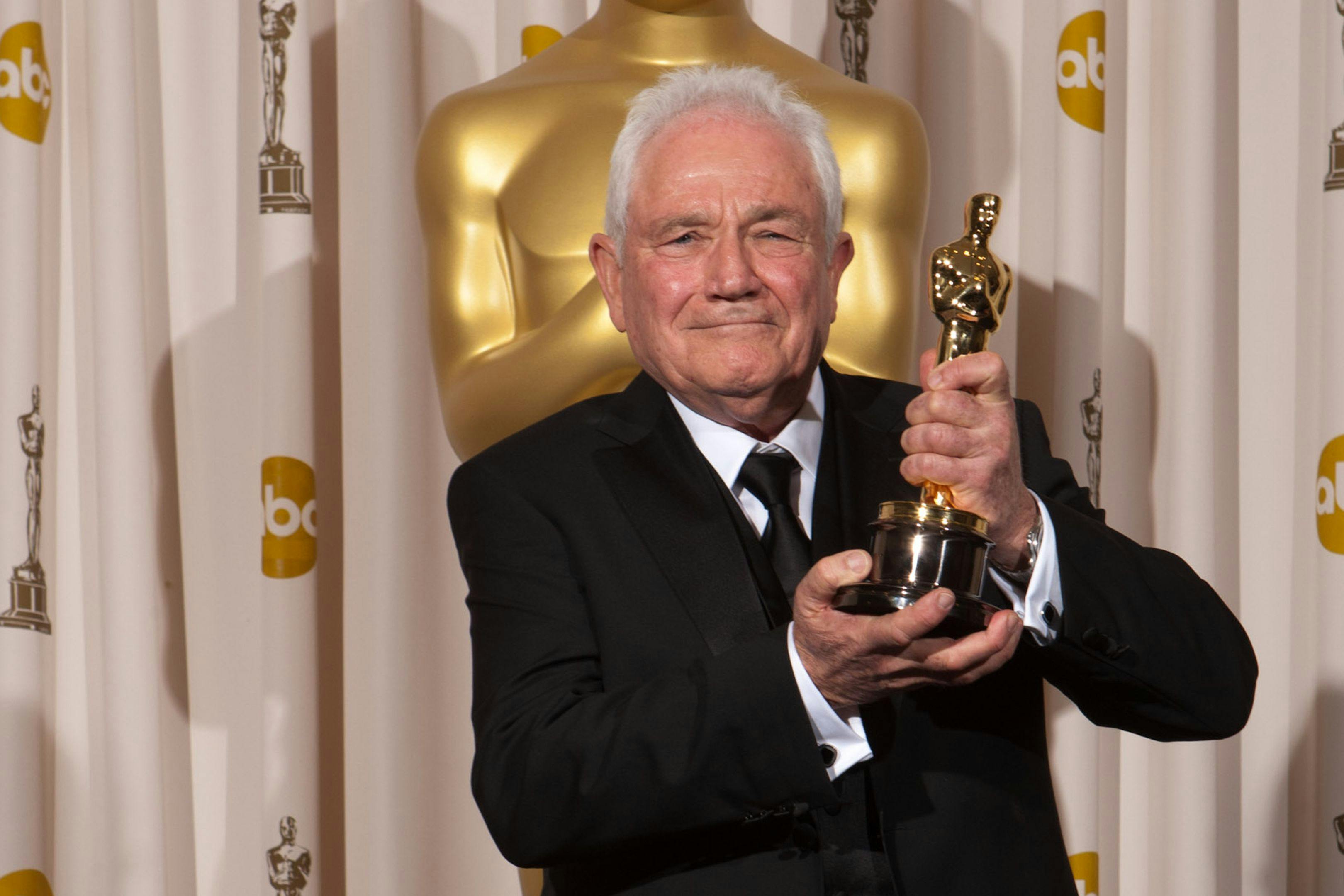 El guionista David Seidler posa con el Oscar a Mejor Guion original por 'El discurso del rey' (2010)