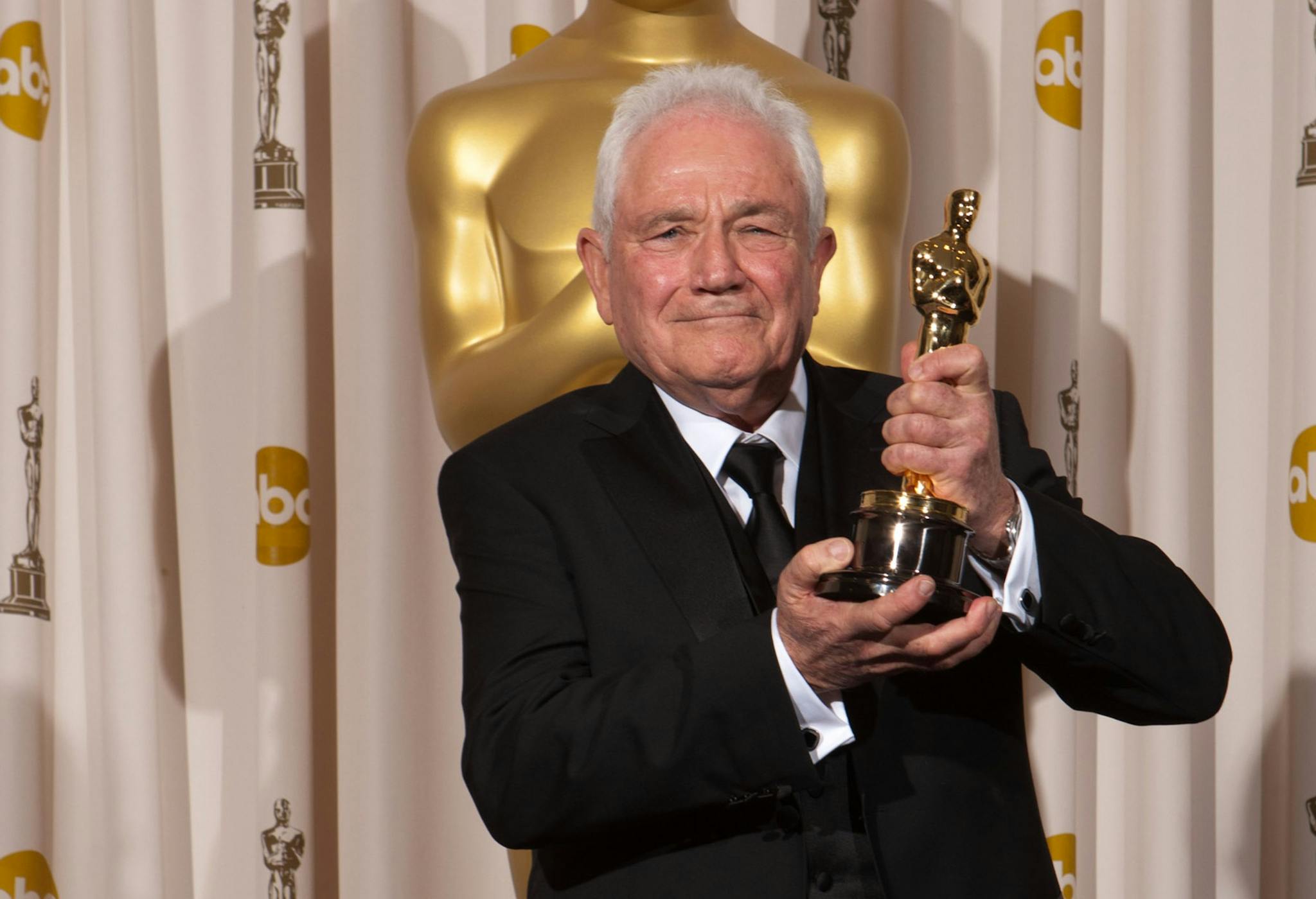 David Seidler posa con el Oscar a Mejor Guion original por 'El discurso del rey' (2010)