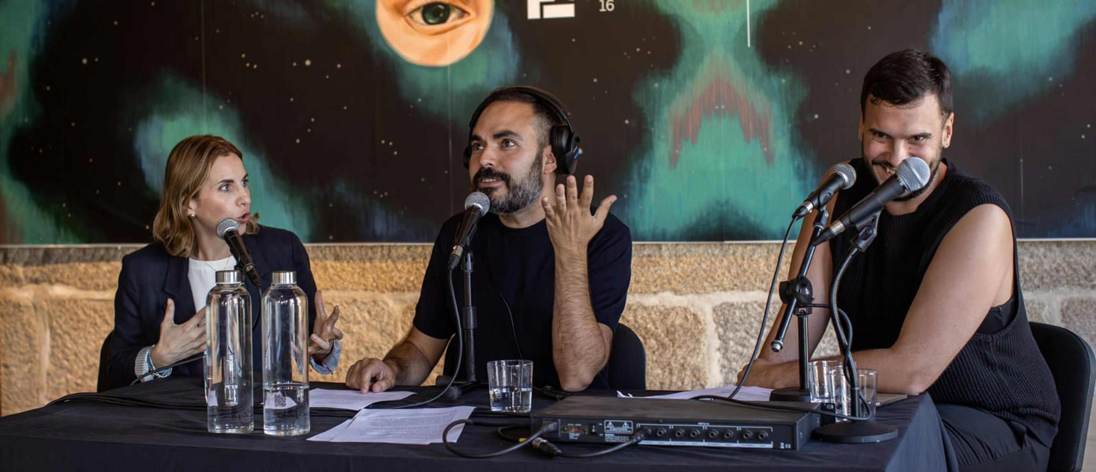 Alejandra Musi, David Martos y Luis Fernández, durante la grabación de Kinótico en el Festival Internacional de Cine de Bueu