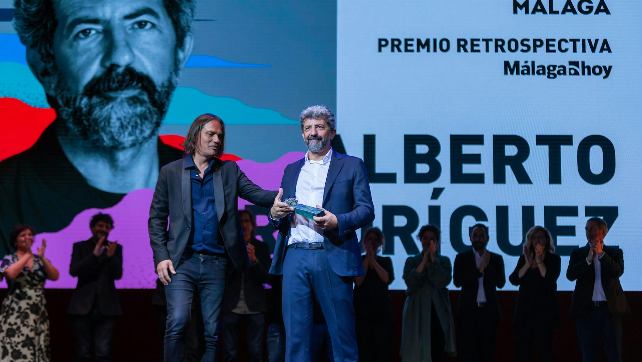 El guionista Rafael Cobos entrega el Premio Retrospectiva a Alberto Rodríguez