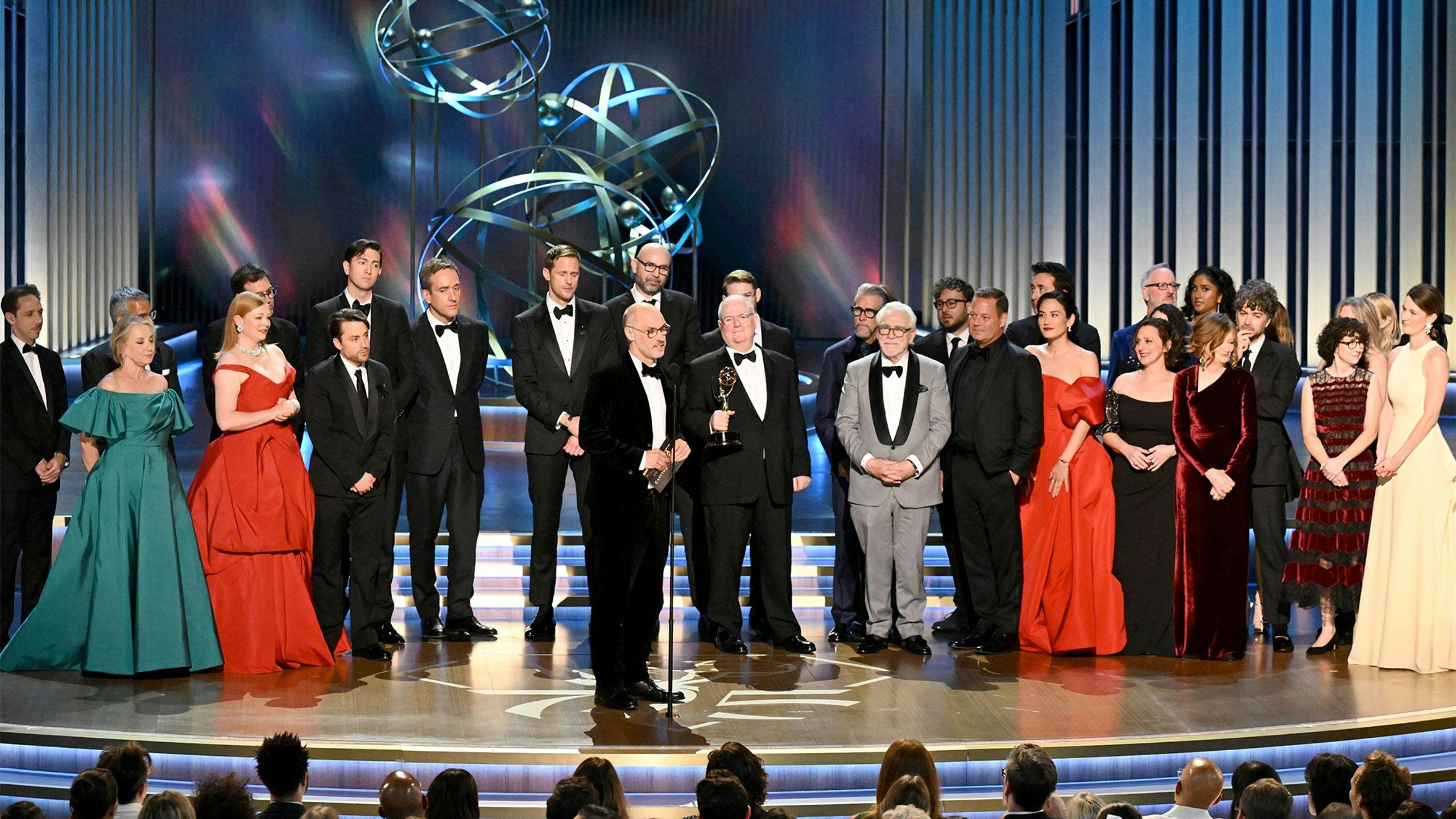 Fotografía de todo el equipo de la serie 'Succession' recogiendo el Emmy a Mejor Serie de drama en la edición 75