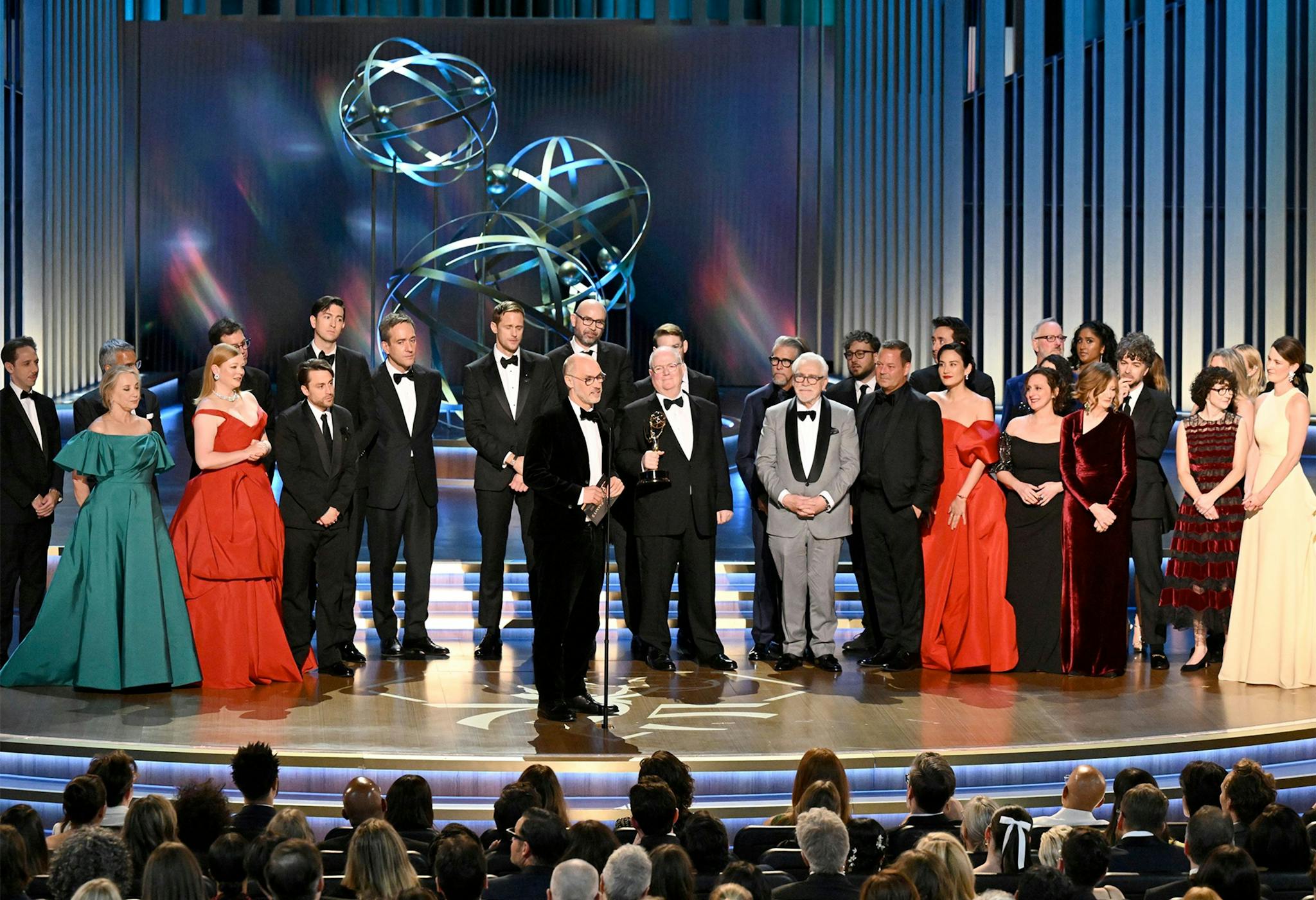 Fotografía de todo el equipo de la serie 'Succession' recogiendo el Emmy a Mejor Serie de drama en la edición 75