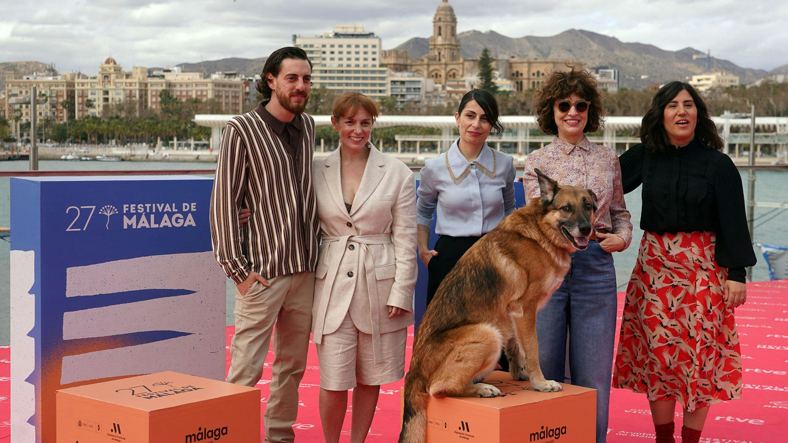 El equipo de la película 'Los pequeños amores', con Celia Rico Clavellino en el centro, posa en el photocall del Festival de Málaga 2024