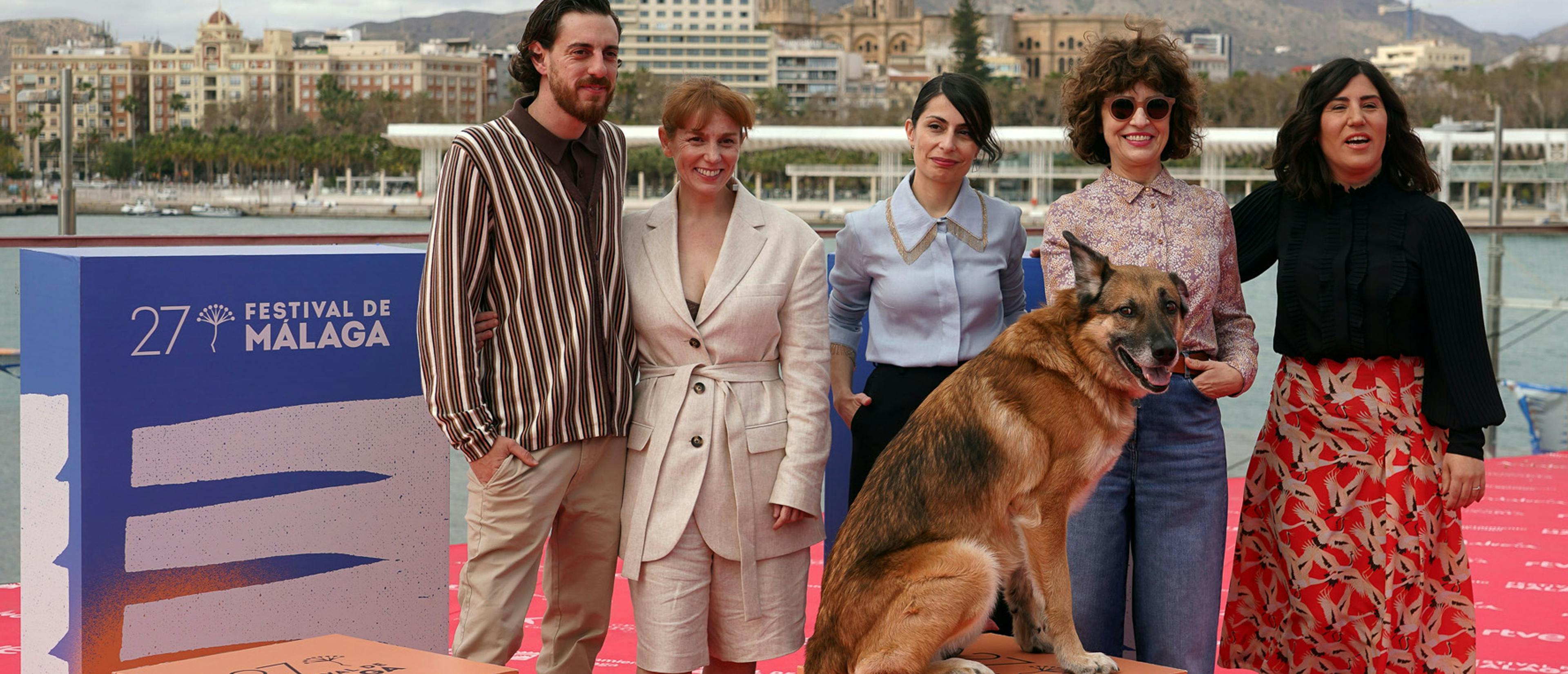 El equipo de la película 'Los pequeños amores', con Celia Rico Clavellino en el centro, posa en el photocall del Festival de Málaga 2024