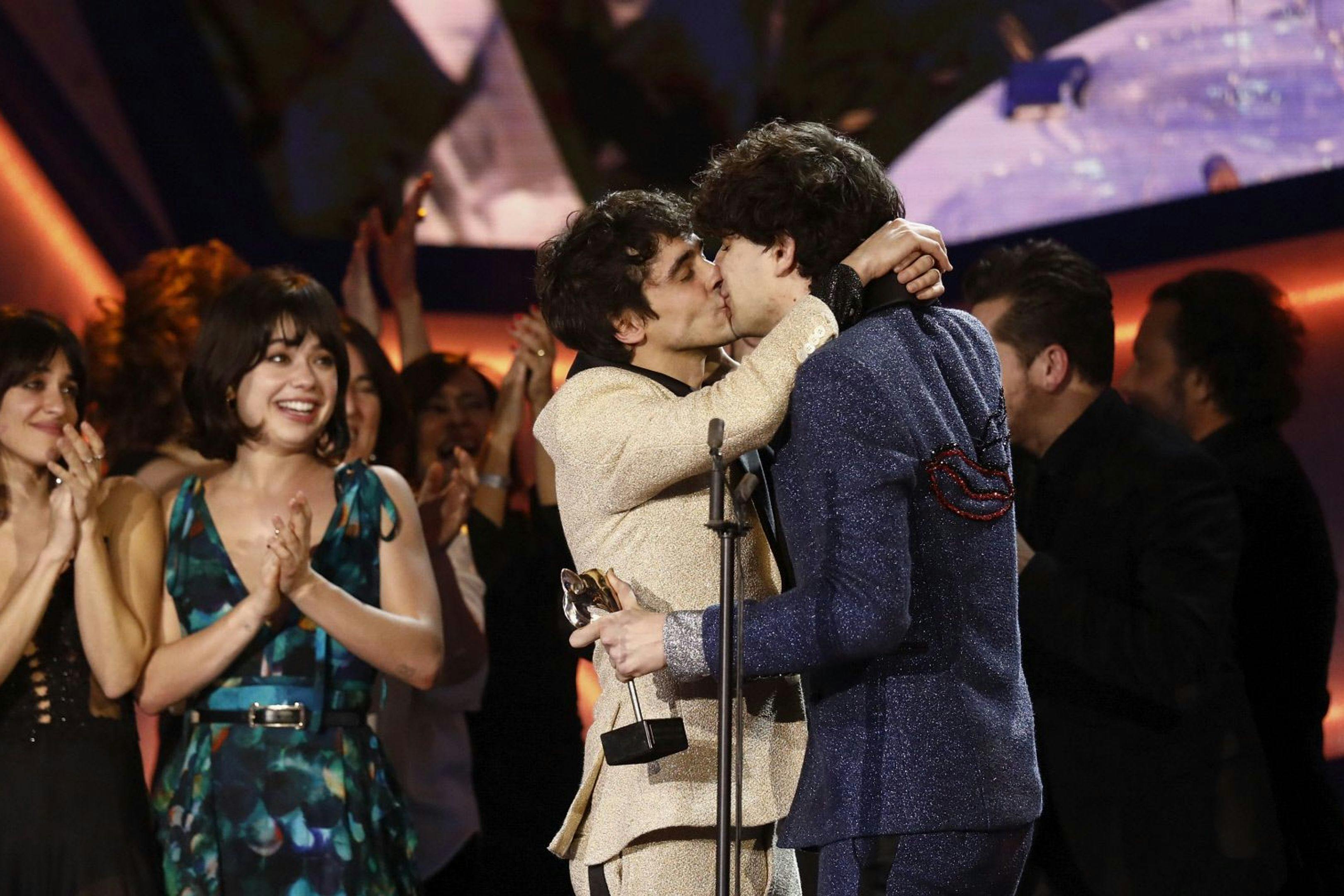 Los directores Javier Calvo y Javier Ambrossi se besan en los Premios Feroz, ante la mirada de las actrices de 'La llamada'