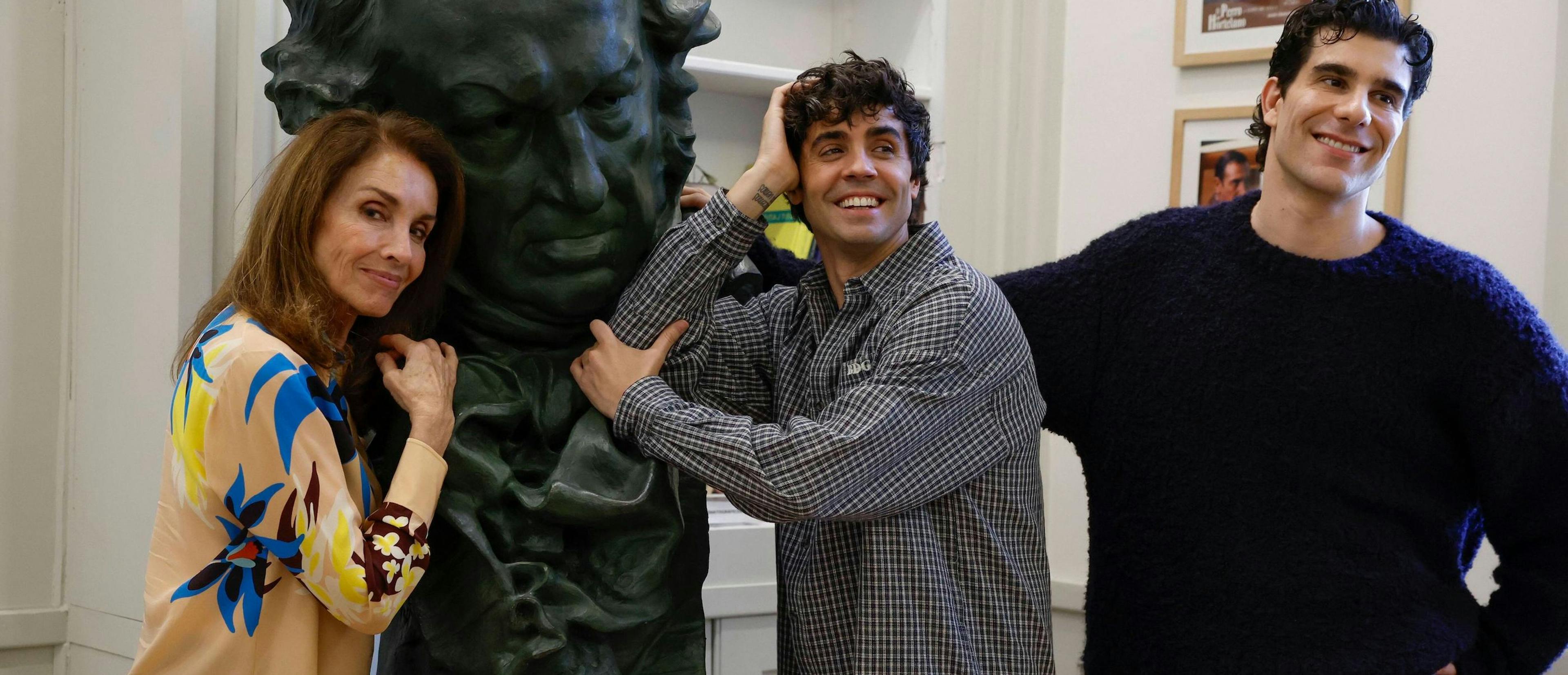 Ana Belén, Javier Ambrossi y Javier Calvo posan en la Academia de Cine junto a una réplica de la estatuilla del Goya