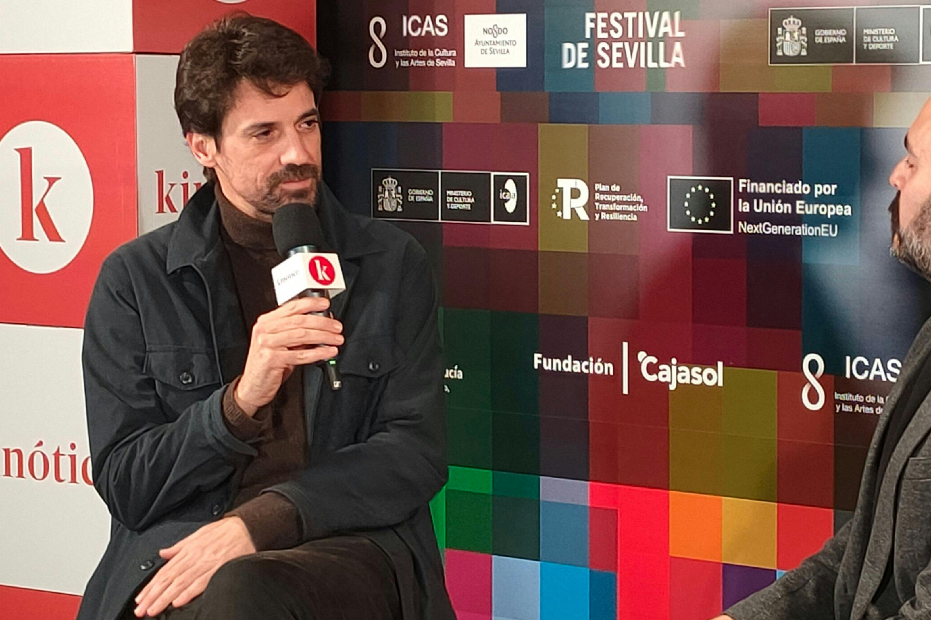 El director Manuel Muñoz Rivas, durante su entrevista con David Martos en el Festival de Sevilla
