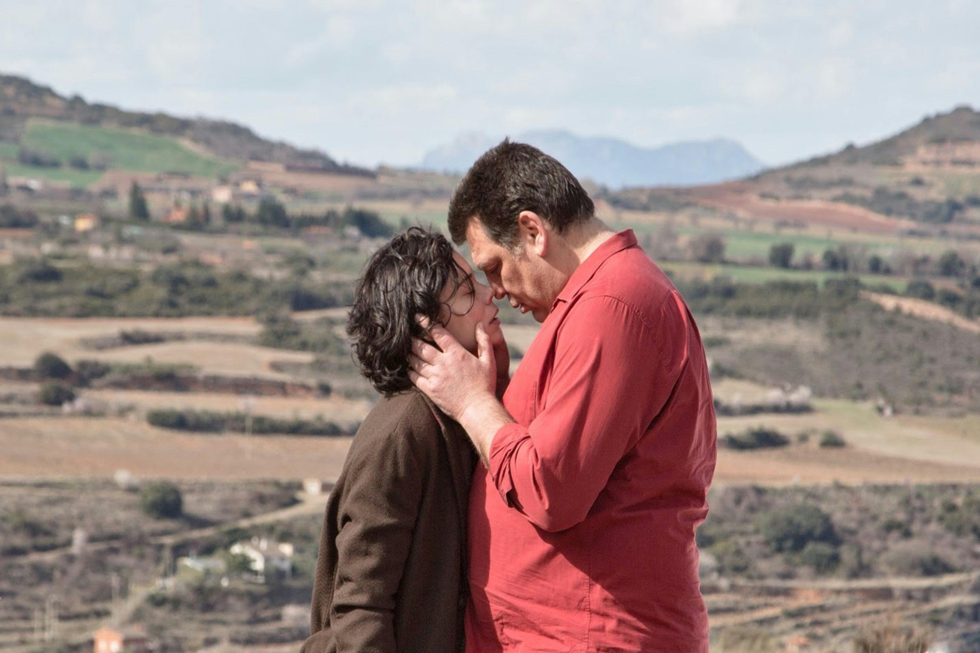 Los actores Laia Costa y Hovik Keuchkerian, en un fotograma promocional de la película 'Un amor'