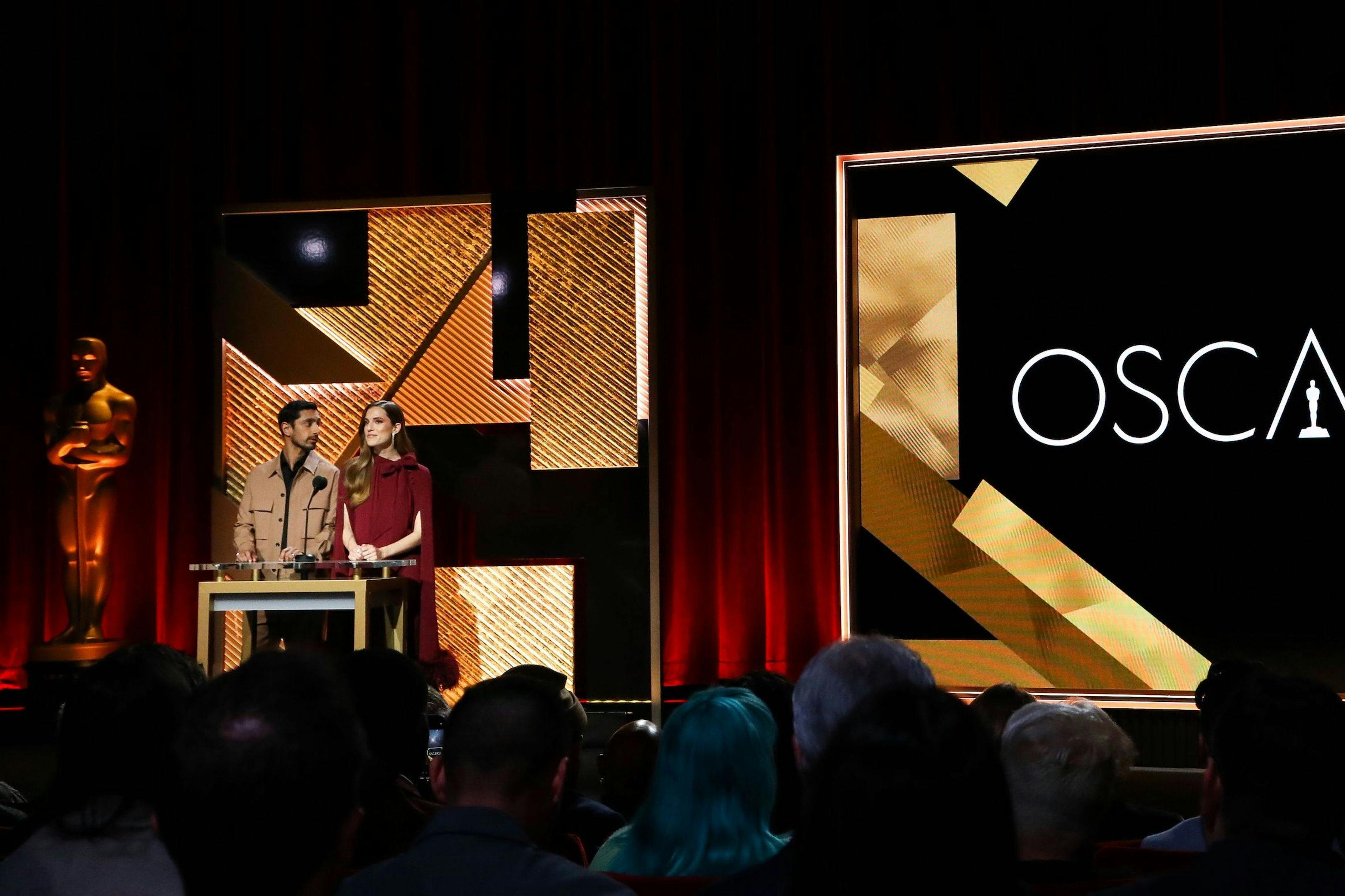 Los actores Riz Ahmed y Allison Williams, en el acto de lectura de nominaciones en los Oscars 2023