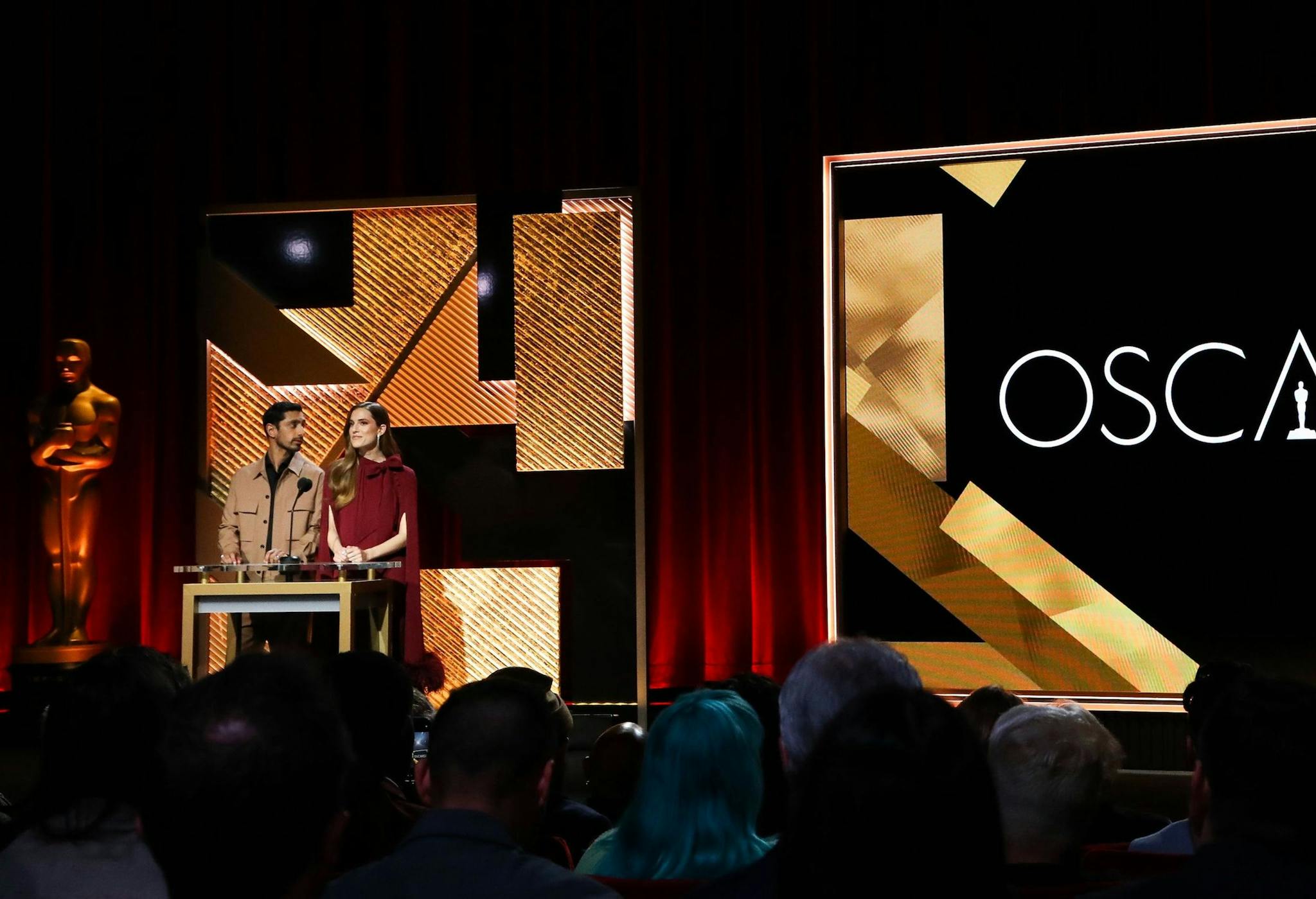 Riz Ahmed y Aneil Karia sostienen sus Oscars al Mejor Cortometraje de Ficción por 'The long goodbye'