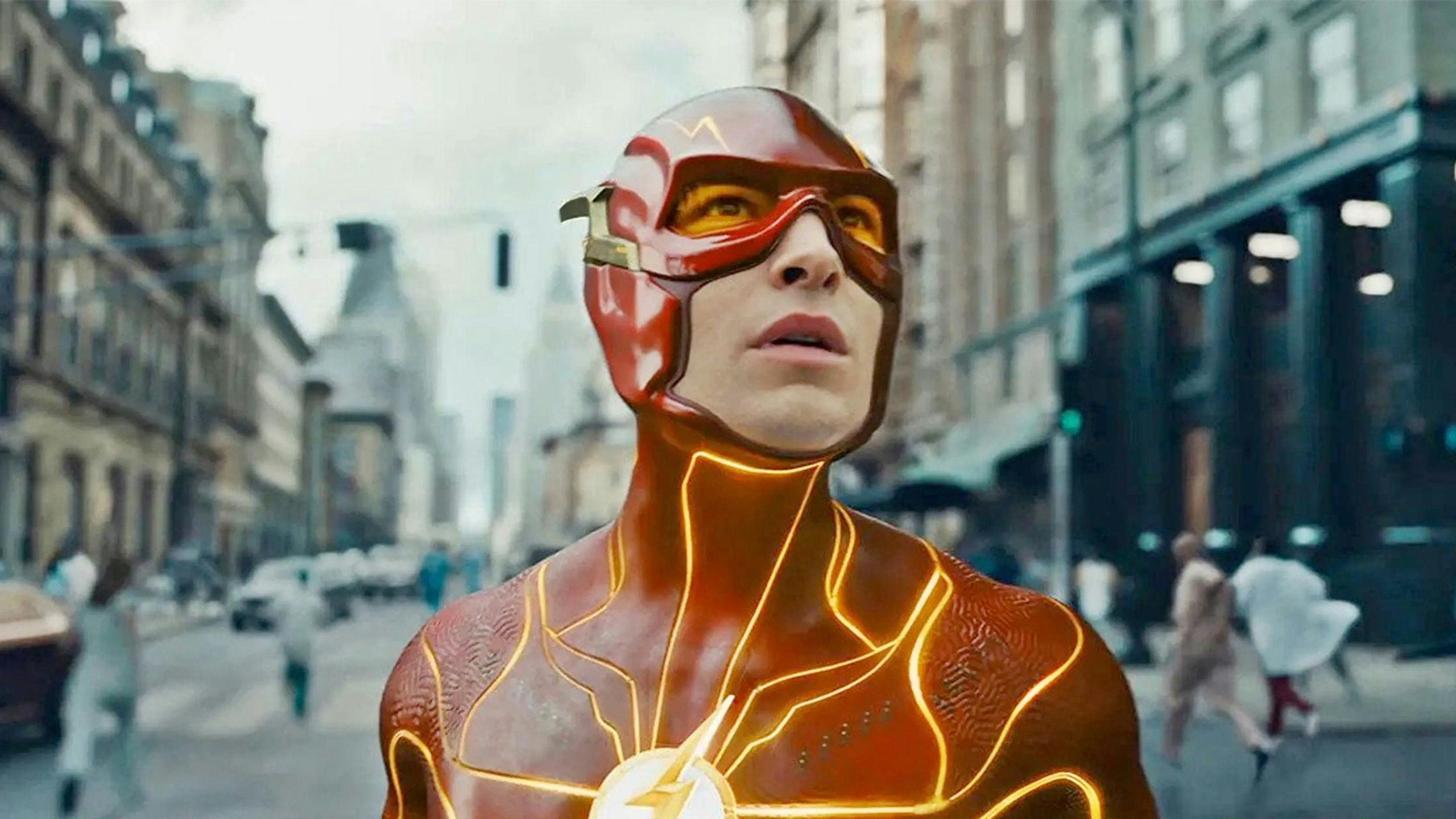 Ezra Miller es Barry Allen/Flash
