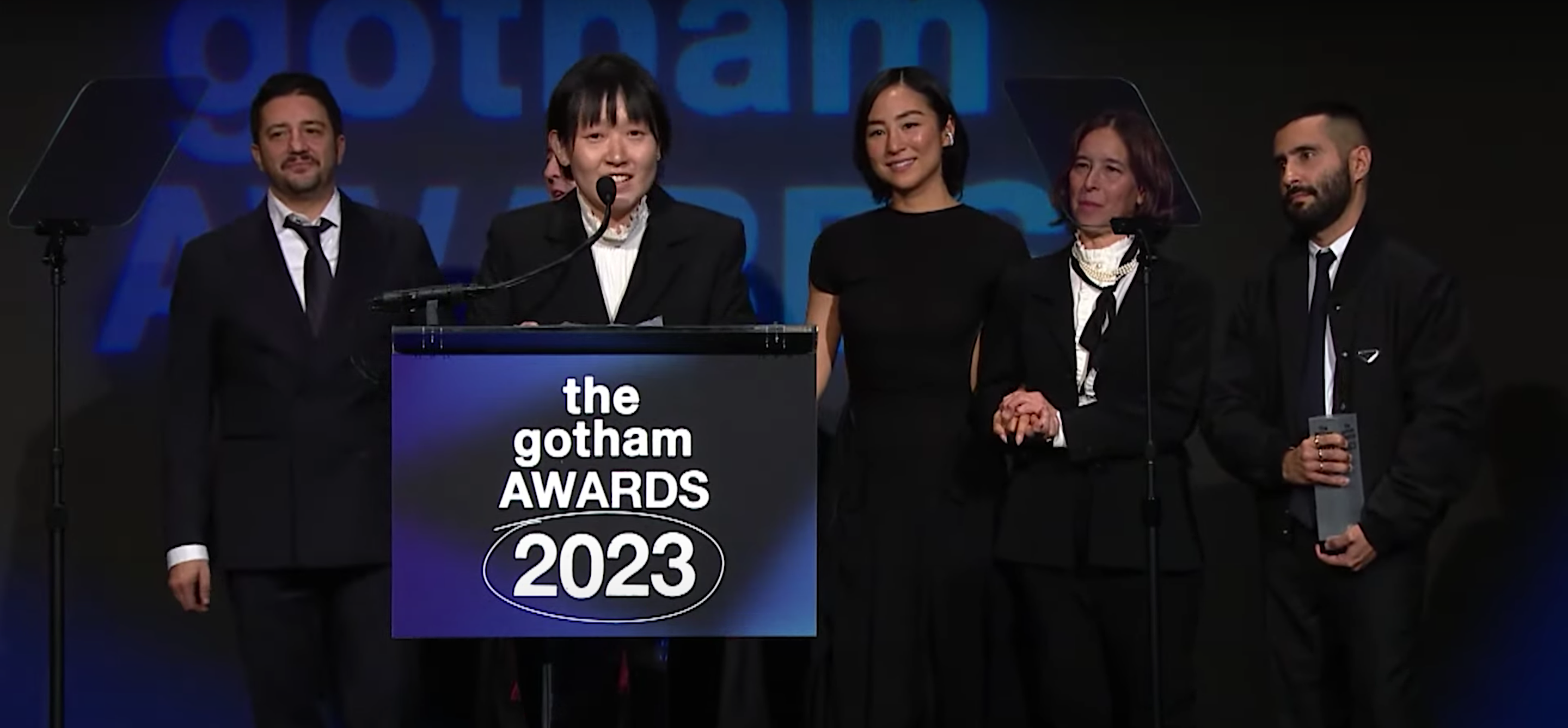 El equipo de 'Vidas pasadas', con la directora Celine Song al frente, en la ceremonia de los Gotham Awards 2023