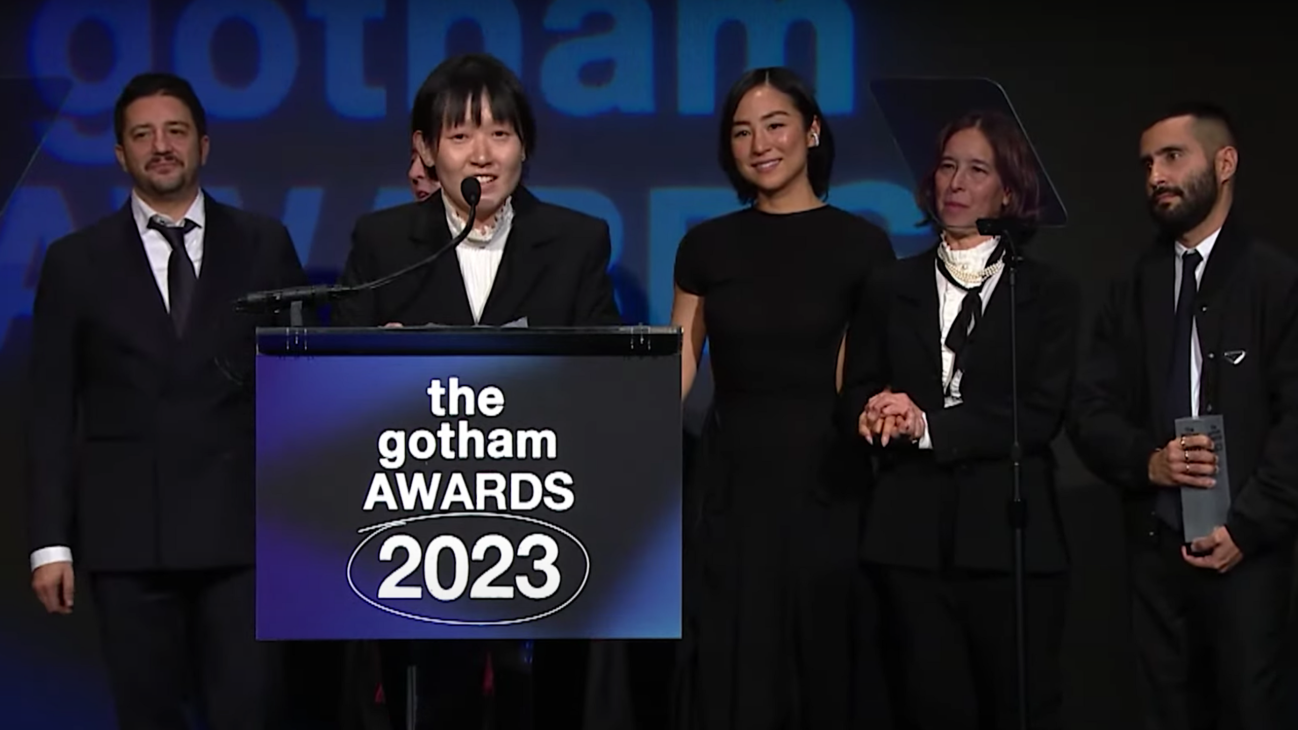 El equipo de 'Vidas pasadas', con la directora Celine Song al frente, en la ceremonia de los Gotham Awards 2023