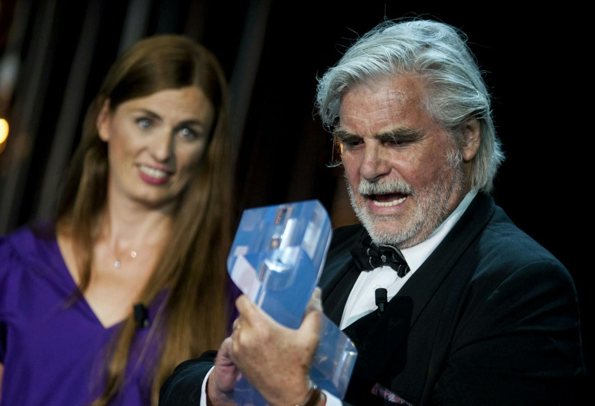El actor Peter Simonischek recoge su Premio del Cine Europeo al mejor actor por 'Toni Erdmann'.