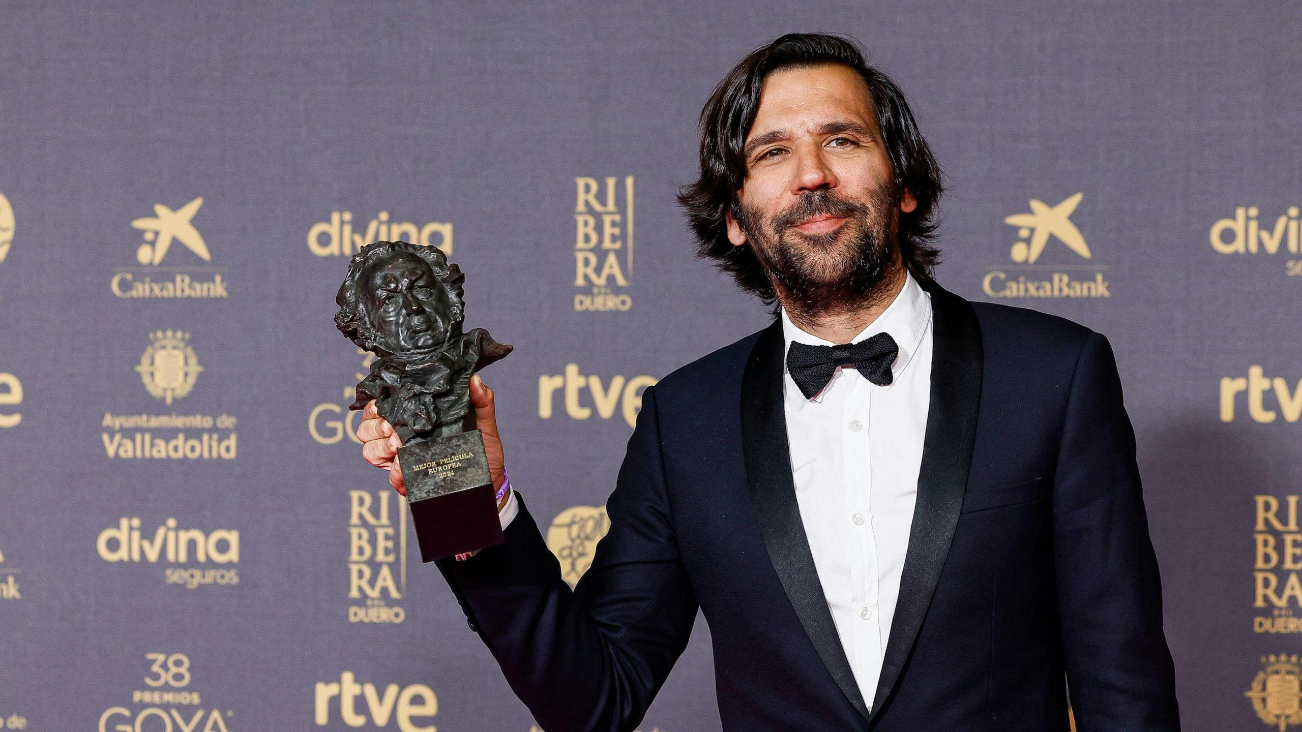 Enrique Costa, distribuidor de Elástica Films, posa con el Goya a la Mejor Película europea para 'Anatomía de una caída'