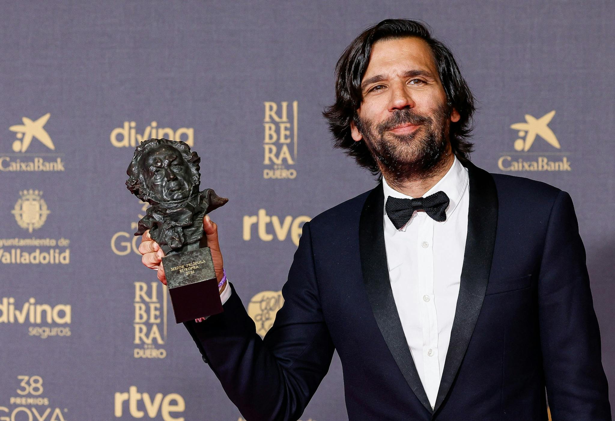 Enrique Costa, distribuidor de Elastica Films, posa con el Goya a la Mejor Película europea para 'Anatomía de una caída'