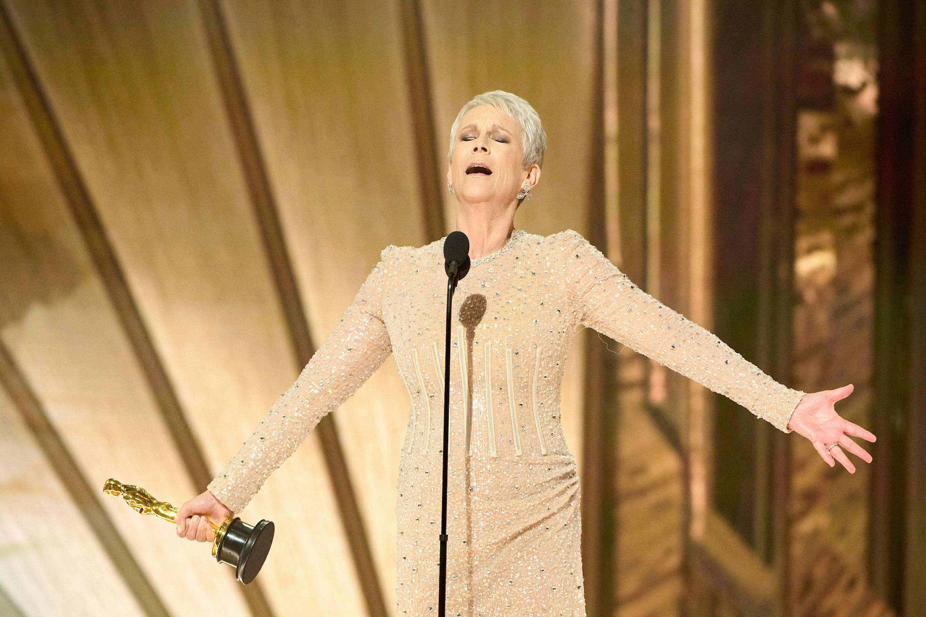 Jamie Lee Curtis celebra su Oscar 2023 a la Mejor Actriz de reparto por 'Todo a la vez en todas partes'