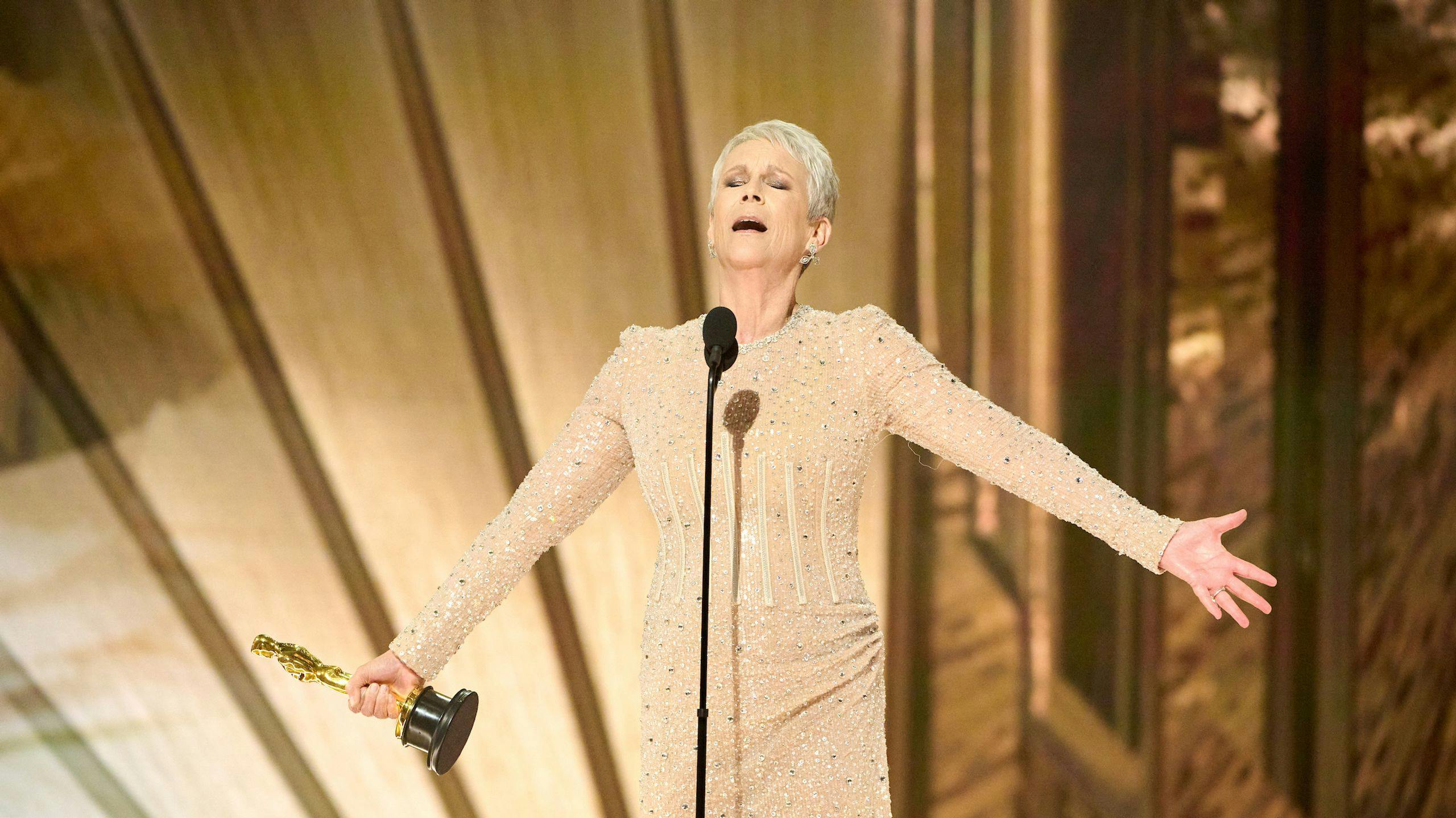 Jamie Lee Curtis celebra su Oscar 2023 a la Mejor Actriz de reparto por 'Todo a la vez en todas partes'
